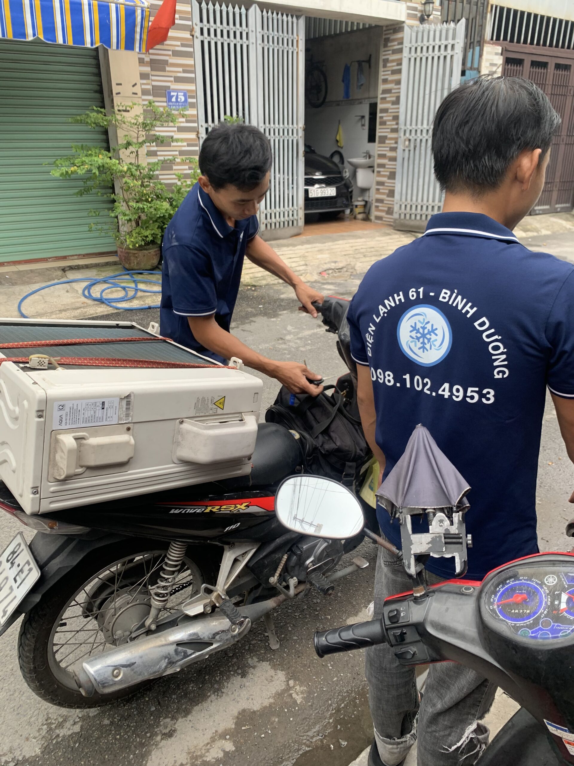 Thợ sửa máy lạnh Điện Lạnh 61 di chuyển nhanh chóng đến nhà khách hàng tại Thuận Giao