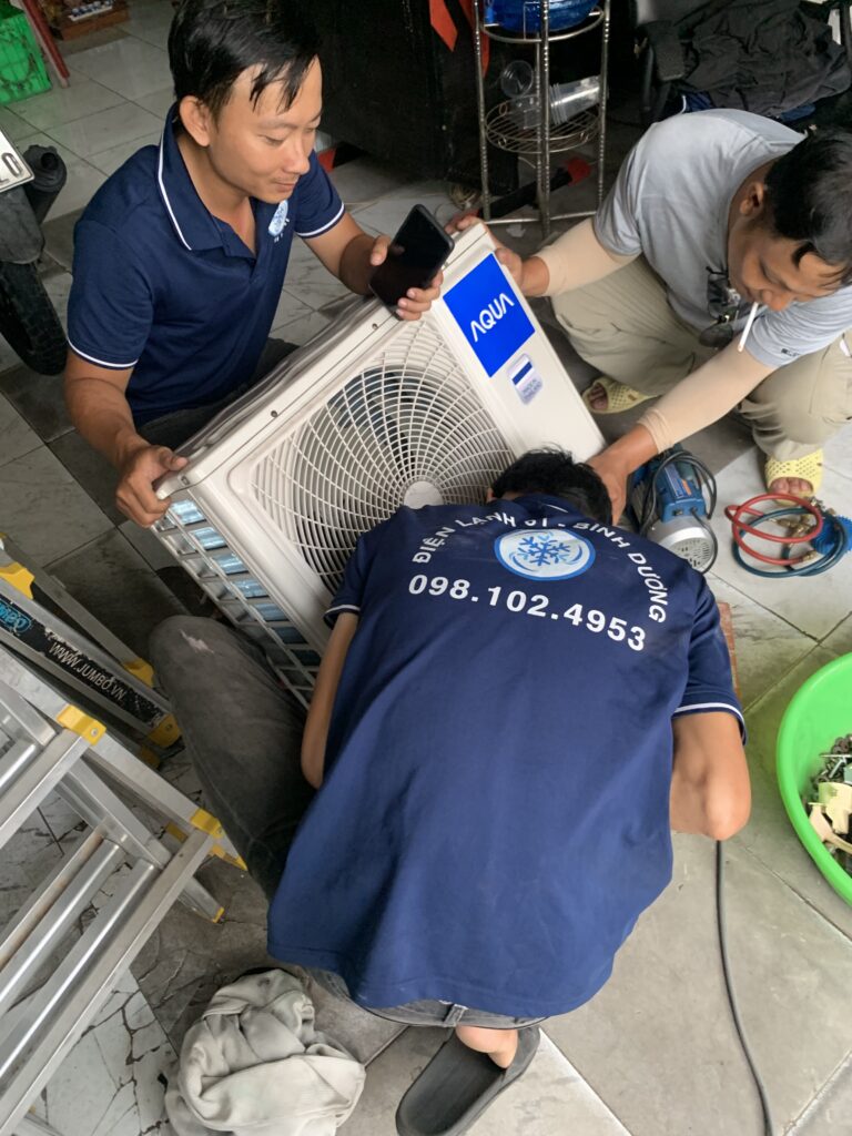 Tho-sua-may-lanh-Thuan-Giao-cua-Dien-Lanh-61-dang-kiem-tra-may-lanh-cho-khach-hang