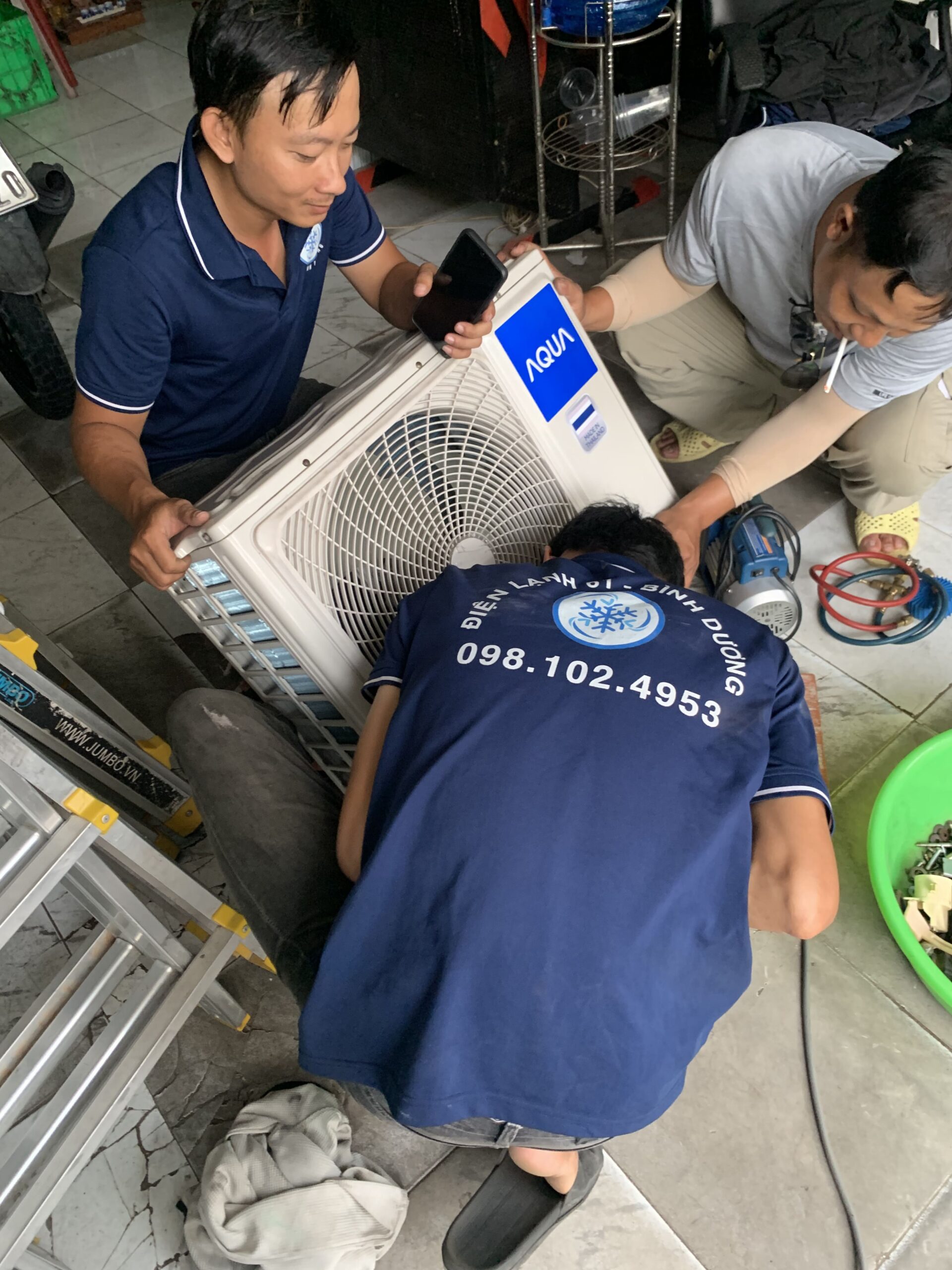 Thợ sửa máy lạnh Thuận Giao của Điện Lạnh 61 đang kiểm tra máy lạnh cho khách hàng