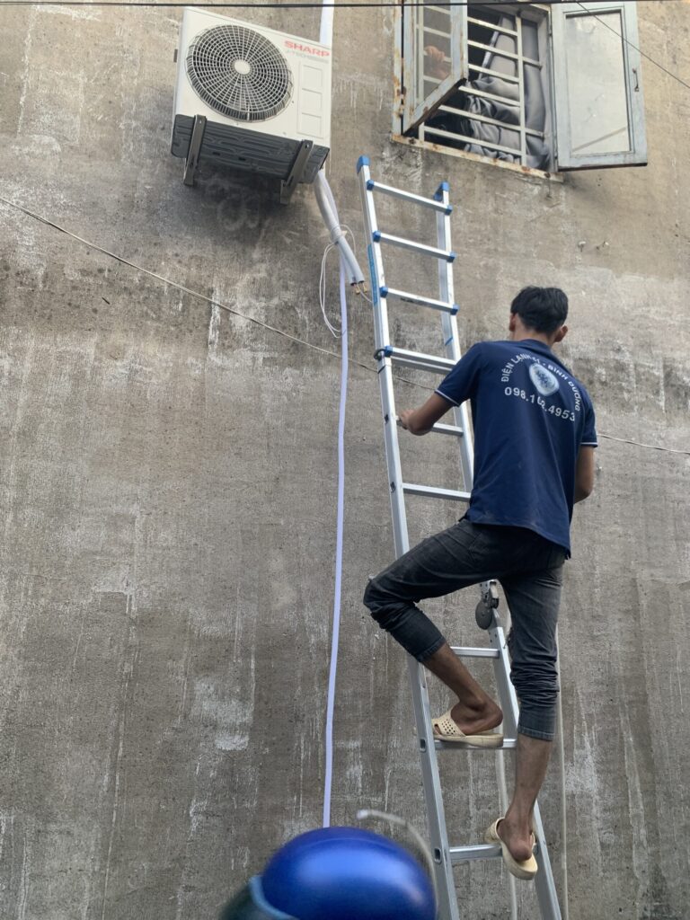 Thợ sửa máy lạnh tại phường An Phú Thuận An đang kiểm tra rò rỉ gas