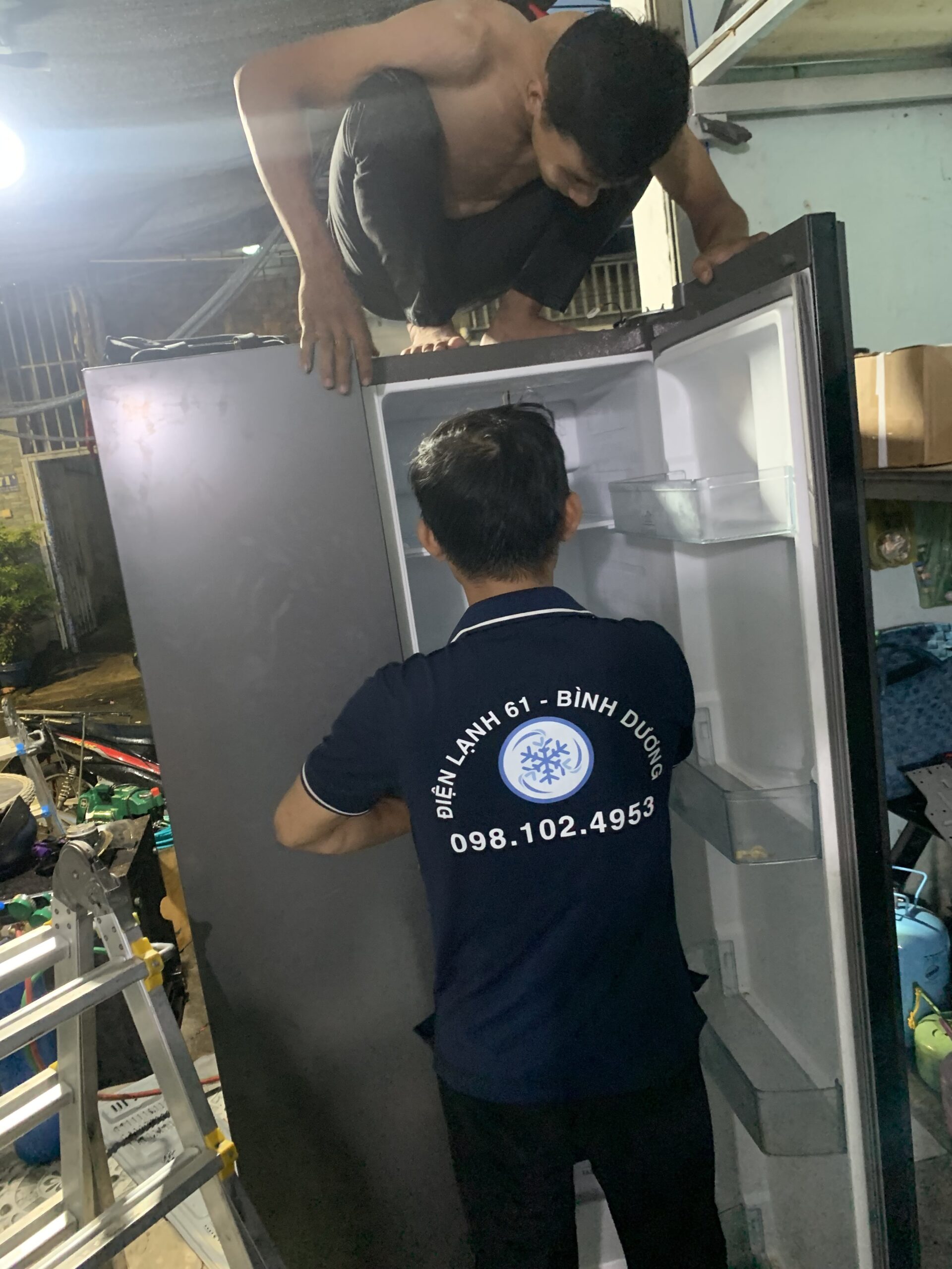 Thợ sửa tủ lạnh An Phú của Điện Lạnh 61 đang kiểm tra sự cố tại nhà khách hàng