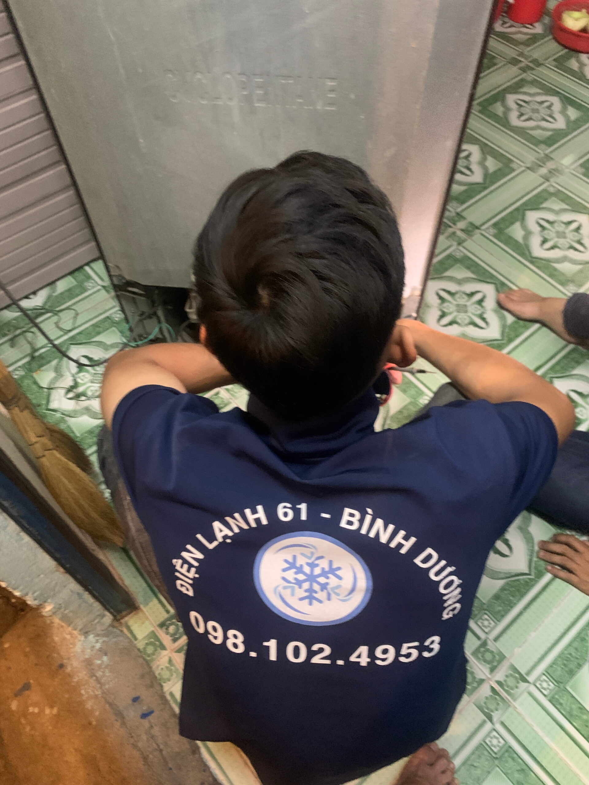 Tho-sua-tu-lanh-Thuan-Giao-dang-xu-ly-dut-diem-tinh-trang-tu-lanh-dong-tuyet-day-dac-o-ngan-da Thợ sửa tủ lạnh Thuận Giao đang xử lý dứt điểm tình trạng tủ lạnh đóng tuyết dày đặc ở ngăn đá.