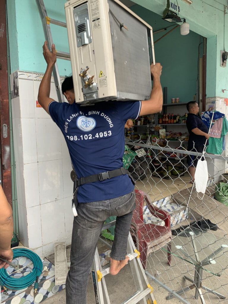 Thợ tháo lắp máy lạnh Linh Xuân đang lắp đặt cục nóng