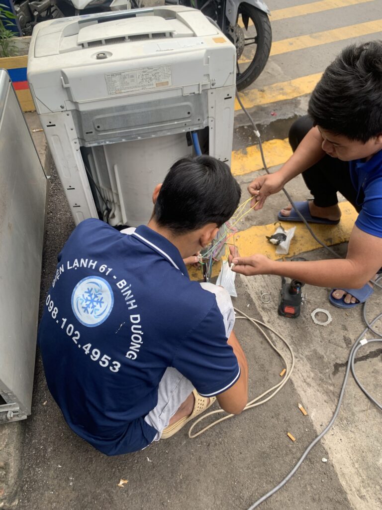 Thợ vệ sinh máy giặt An Phú của Điện Lạnh 61 dùng cảo tháo lồng giặt cửa trên an toàn
