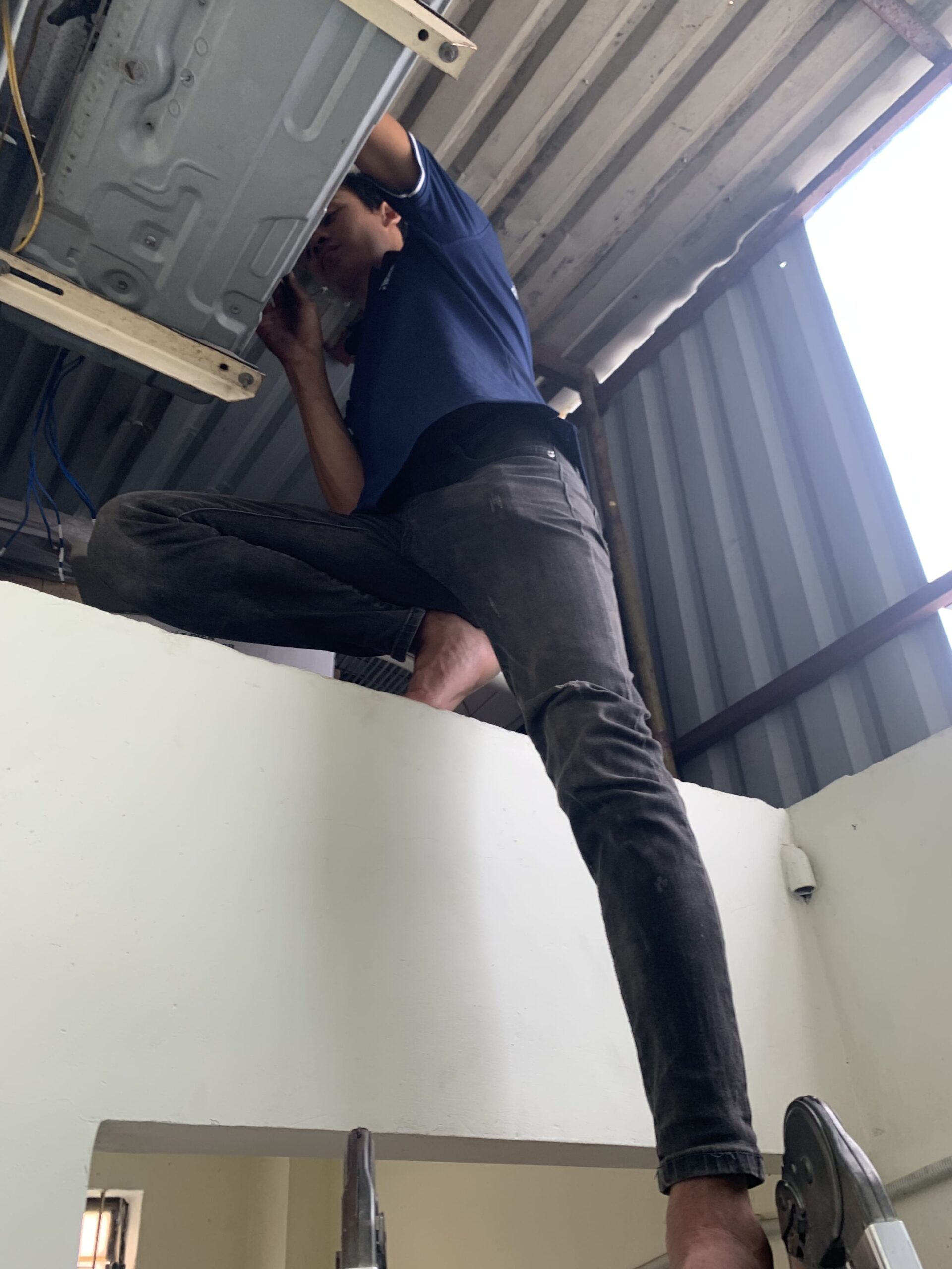 Thợ vệ sinh máy lạnh Thuận Giao xử lý dàn nóng ở vị trí khó, một yếu tố ảnh hưởng đến chi phí dịch vụ