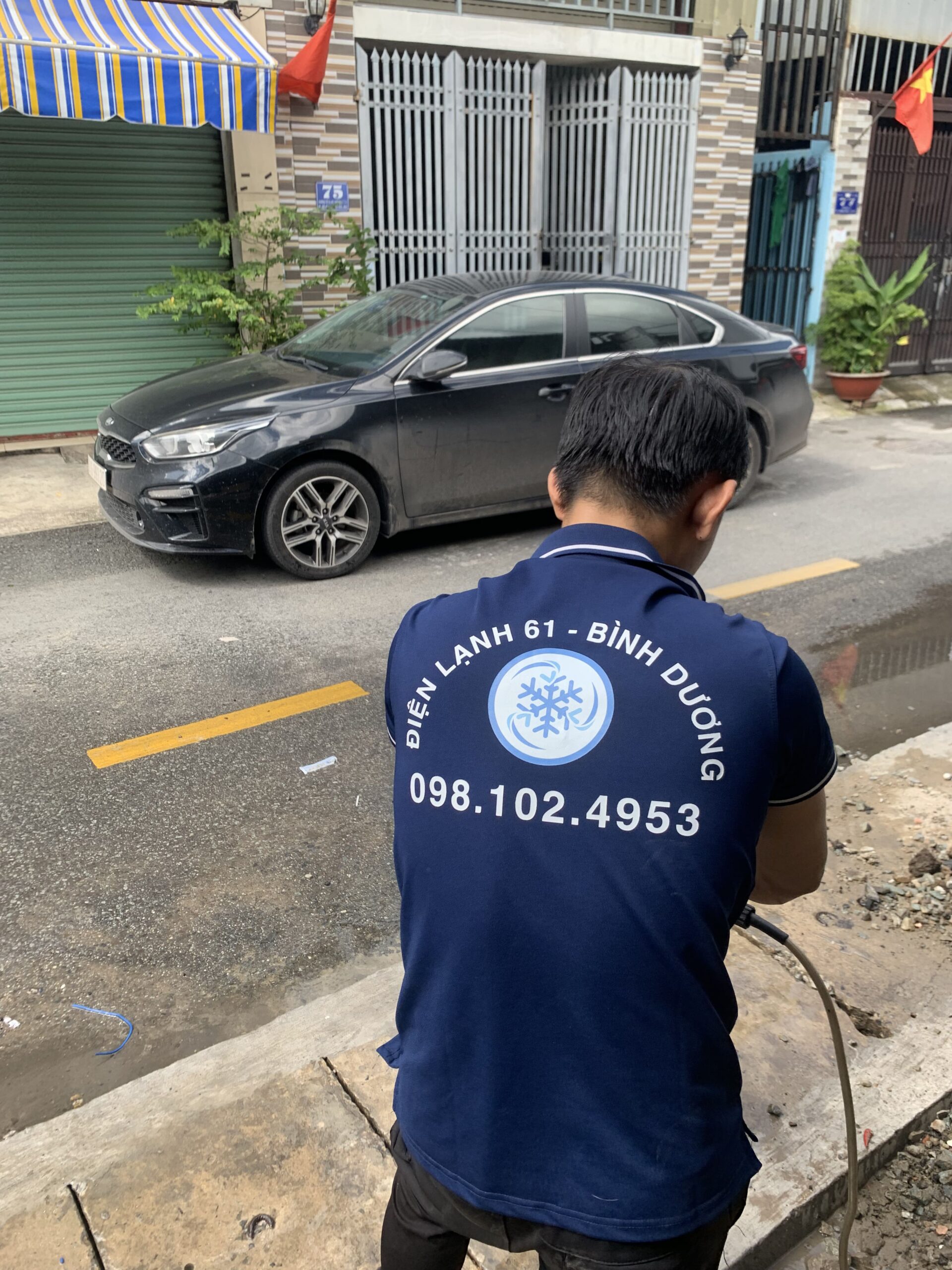 Vệ sinh lưới lọc bụi bẩn của máy lạnh ở Tam Bình.