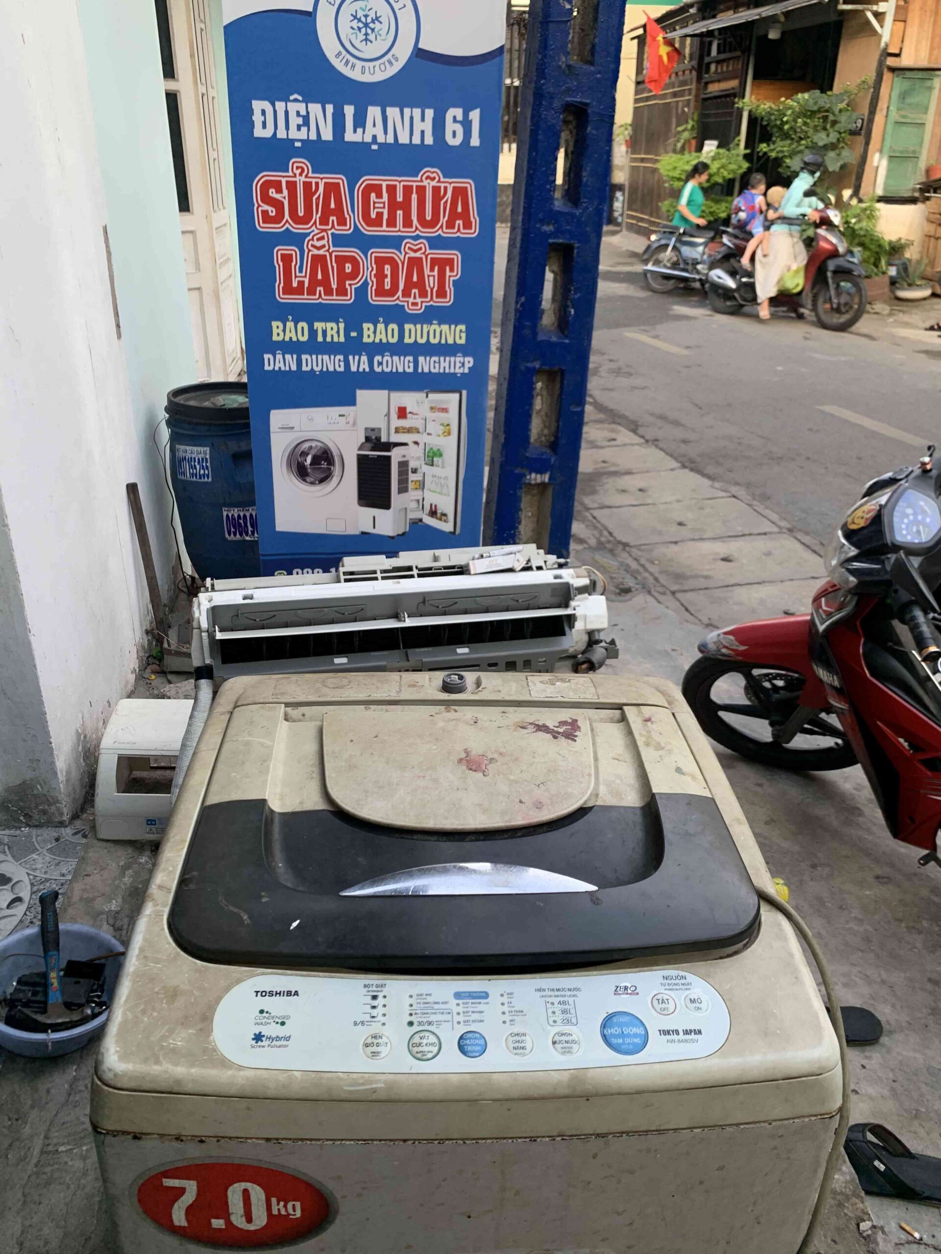 Vệ sinh máy giặt Thuận Giao định kỳ giúp quần áo luôn thơm tho, sạch khuẩn.