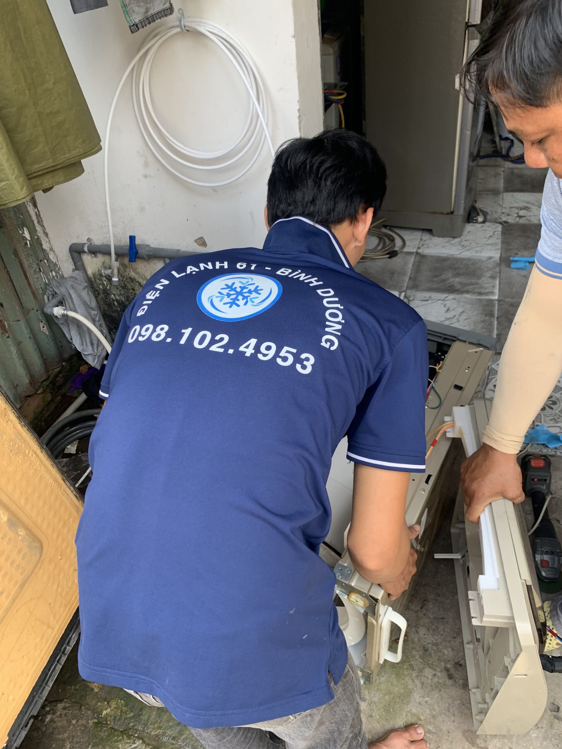 Vệ sinh máy giặt cửa ngang hãng Samsung tại nhà ở Linh Xuân
