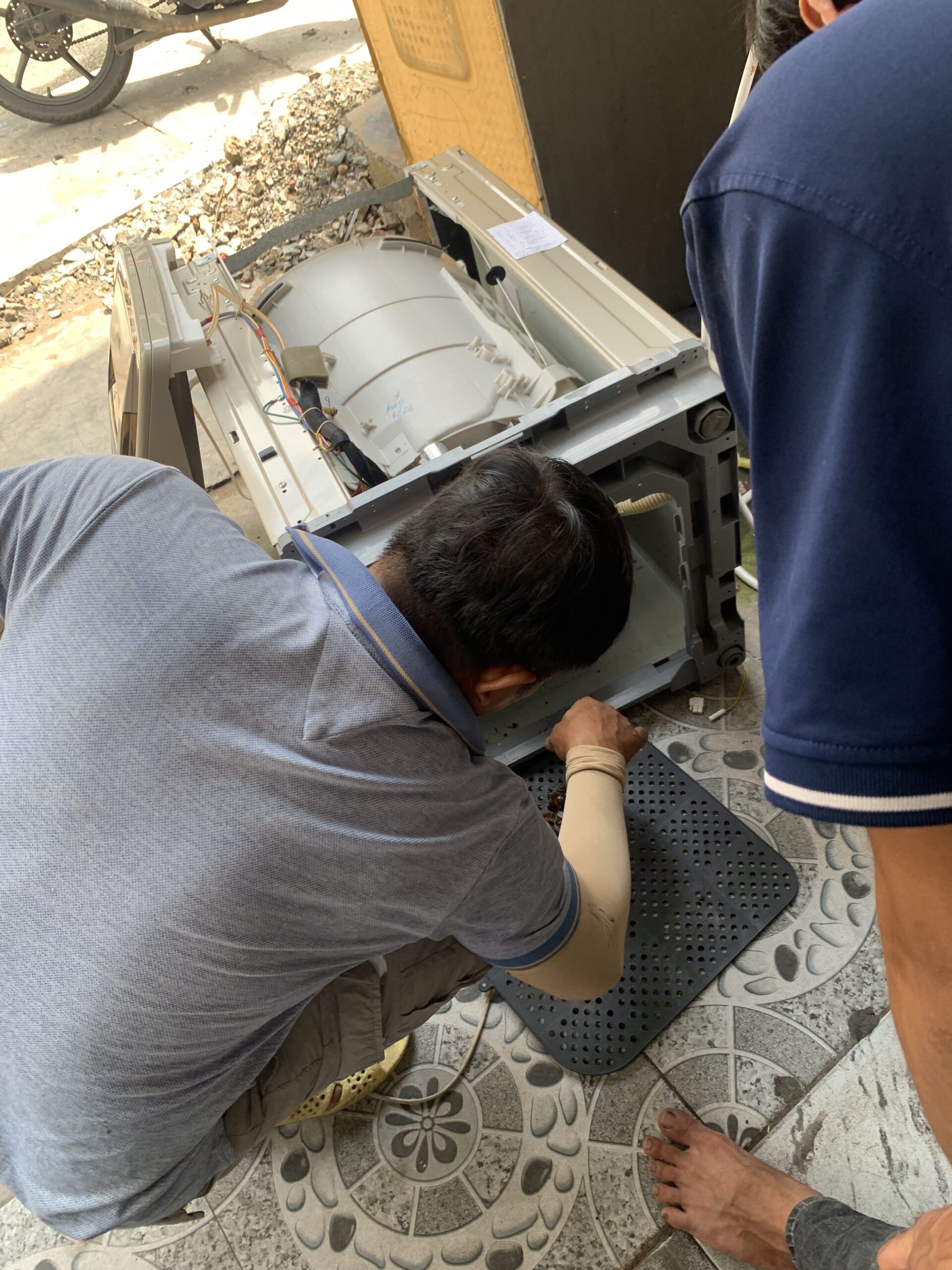 Vệ sinh máy giặt cửa trên (lồng đứng) hãng LG tại nhà.