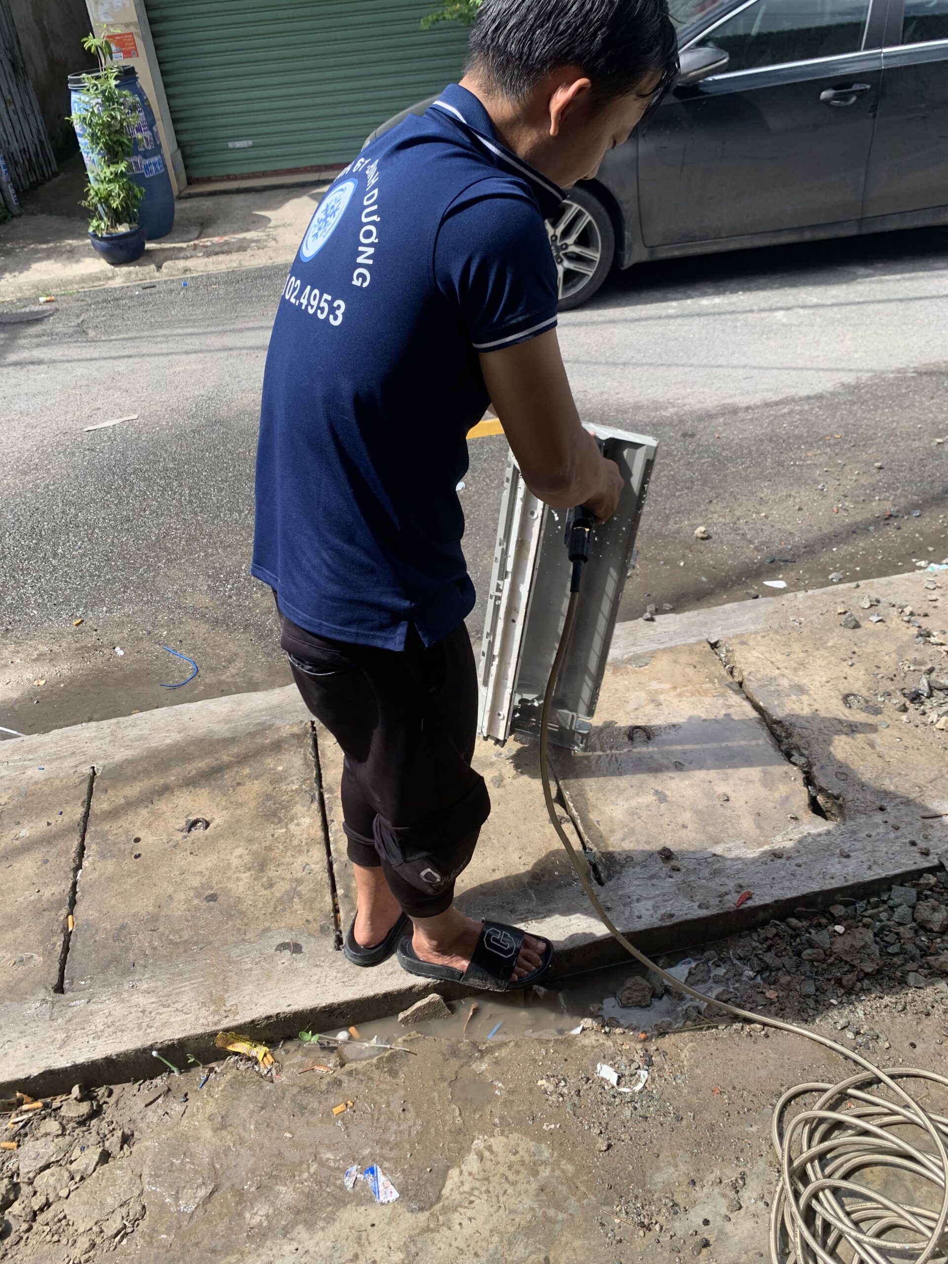 Xịt rửa dàn lạnh máy lạnh tại nhà ở Tam Bình, Thủ Đức.