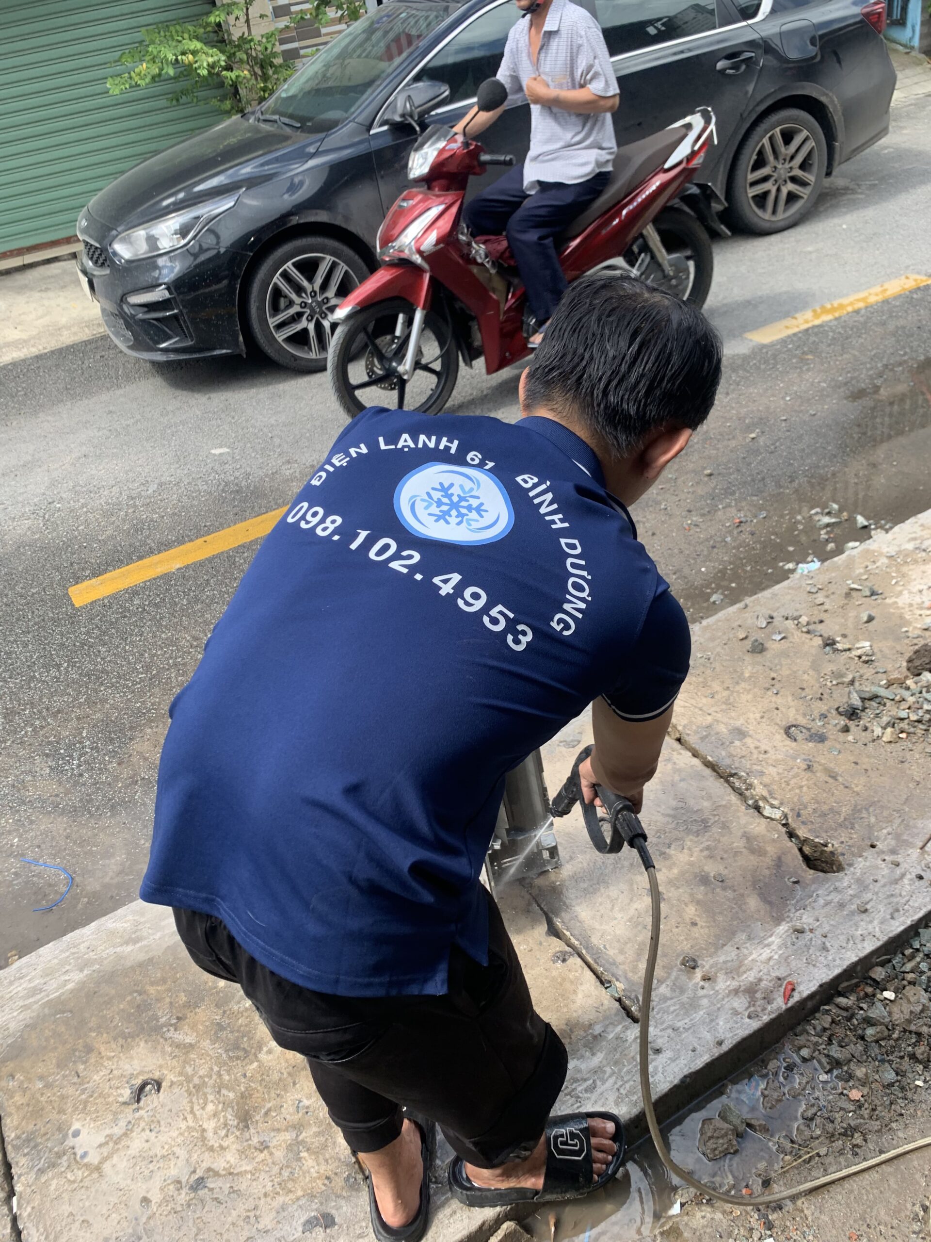Xịt rửa quạt dàn nóng và khung máy, loại bỏ bụi bám dày tại An Phú