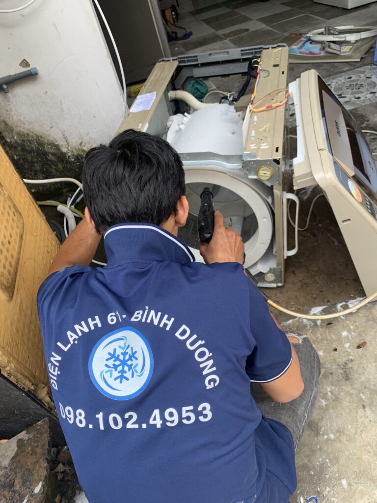 Thợ bảo dưỡng máy giặt cửa ngang tại nhà