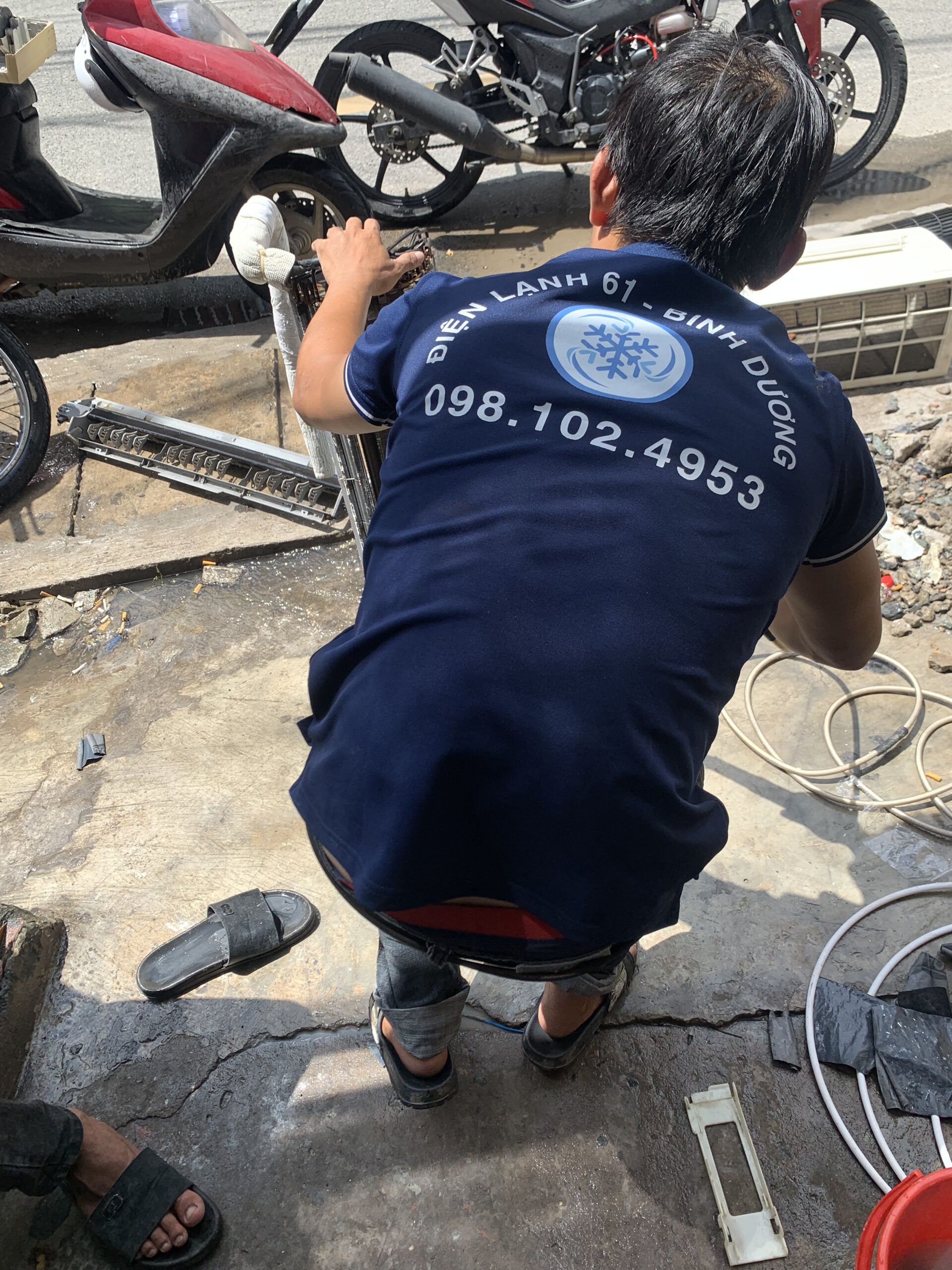 Kỹ thuật viên Điện Lạnh 61 đang vệ sinh máy giặt chuyên nghiệp tại Dĩ An