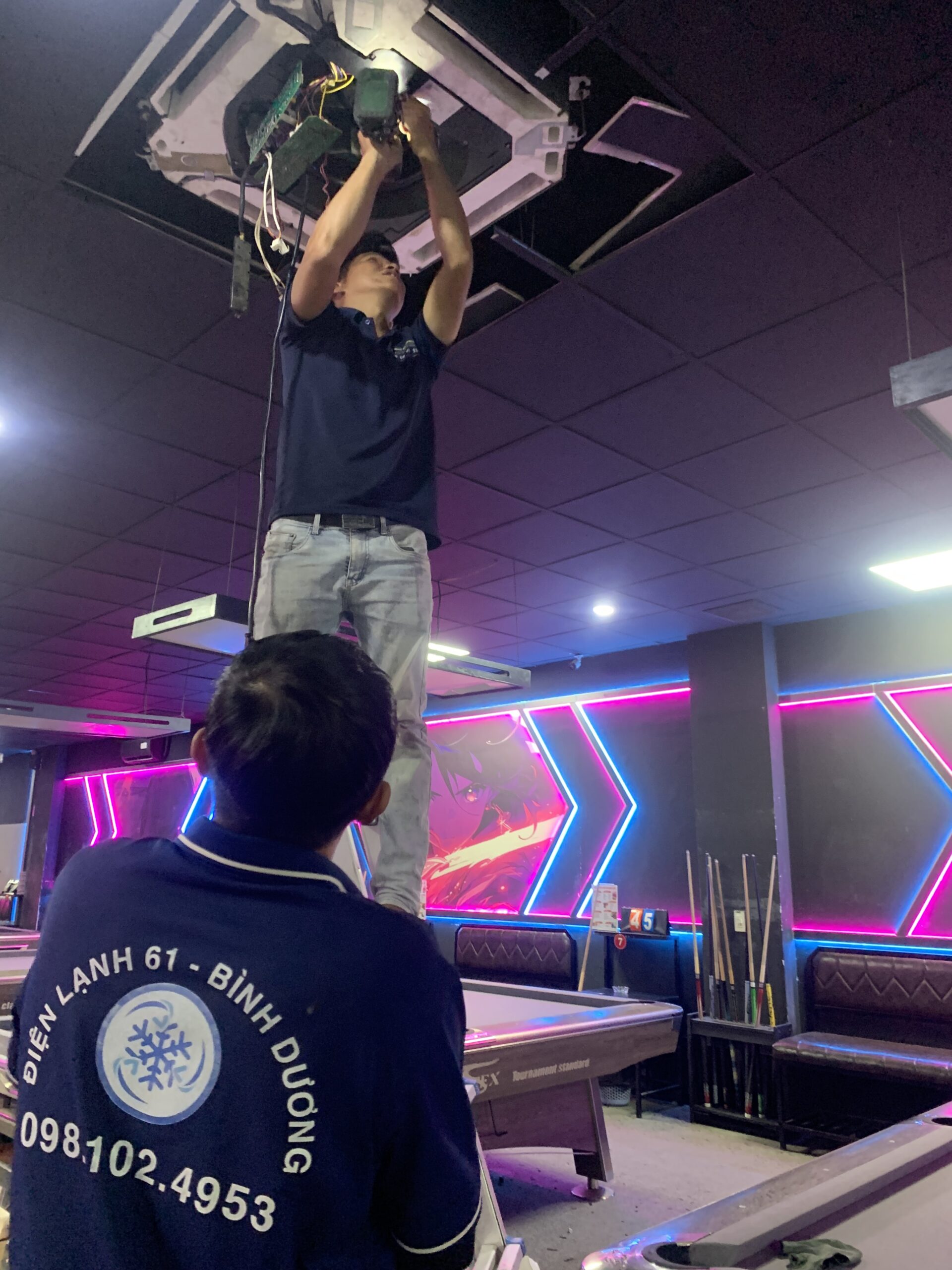 Kỹ thuật viên Điện Lạnh 61 đang kiểm tra dàn lạnh máy lạnh tại nhà khách hàng Linh Xuân