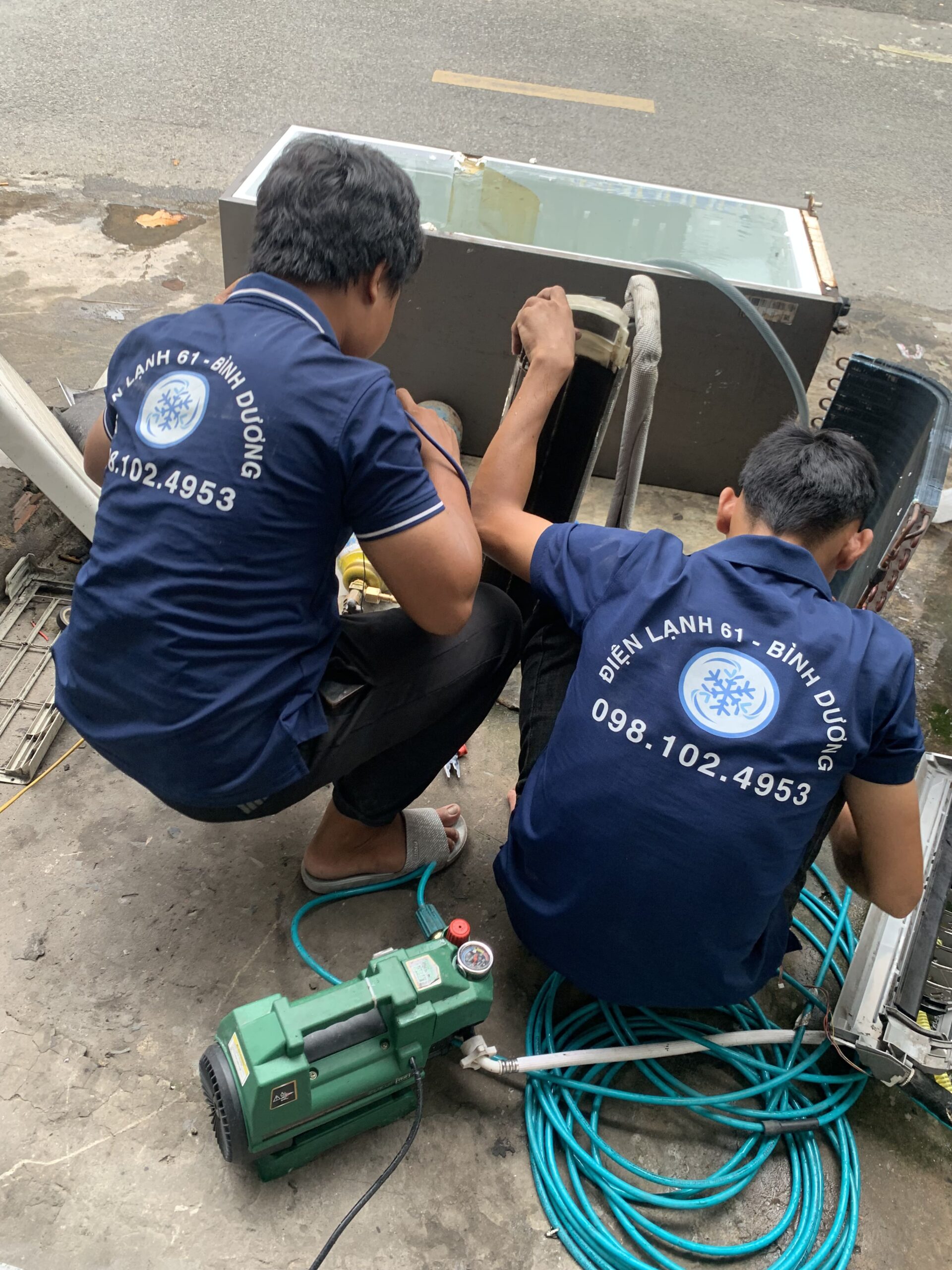 Đội ngũ thợ vệ sinh máy lạnh chuyên nghiệp của Điện Lạnh 61 tại Bình Hòa, Thuận An
