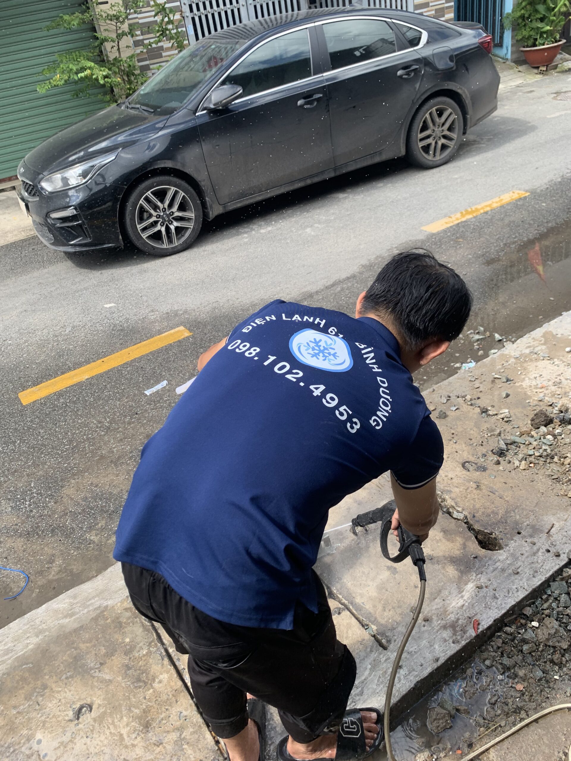 Sử dụng máy xịt cao áp để đánh bay mảng bám cứng đầu khỏi lồng giặt.