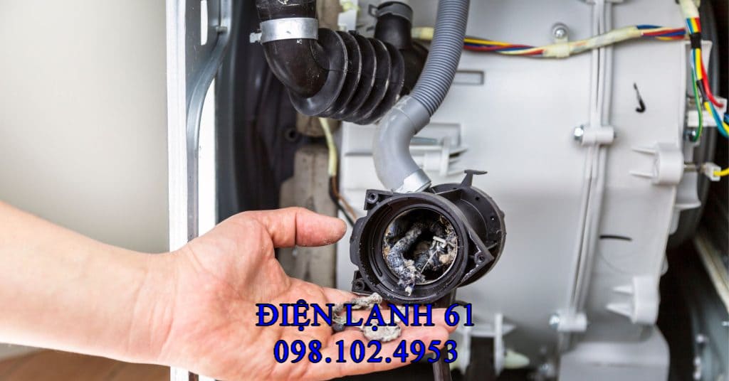 Cận cảnh linh kiện bơm xả (mô tơ xả) của máy giặt.