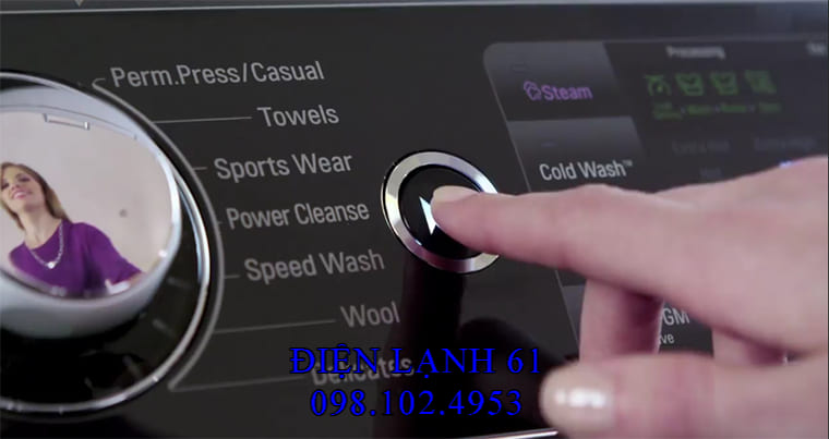 Bảng điều khiển của máy giặt LG với nút chọn chế độ TurboWash được khoanh tròn.