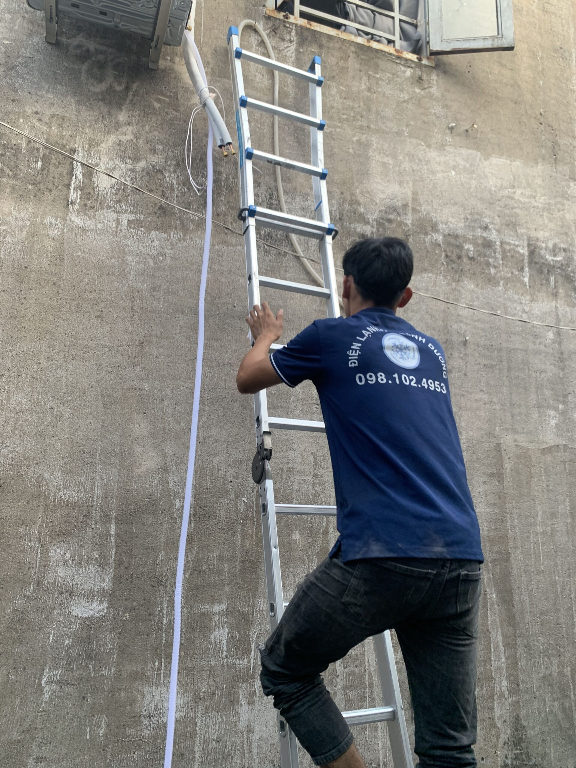 Lắp đặt cục nóng máy lạnh tại vị trí an toàn và thông thoáng giúp giải nhiệt tốt