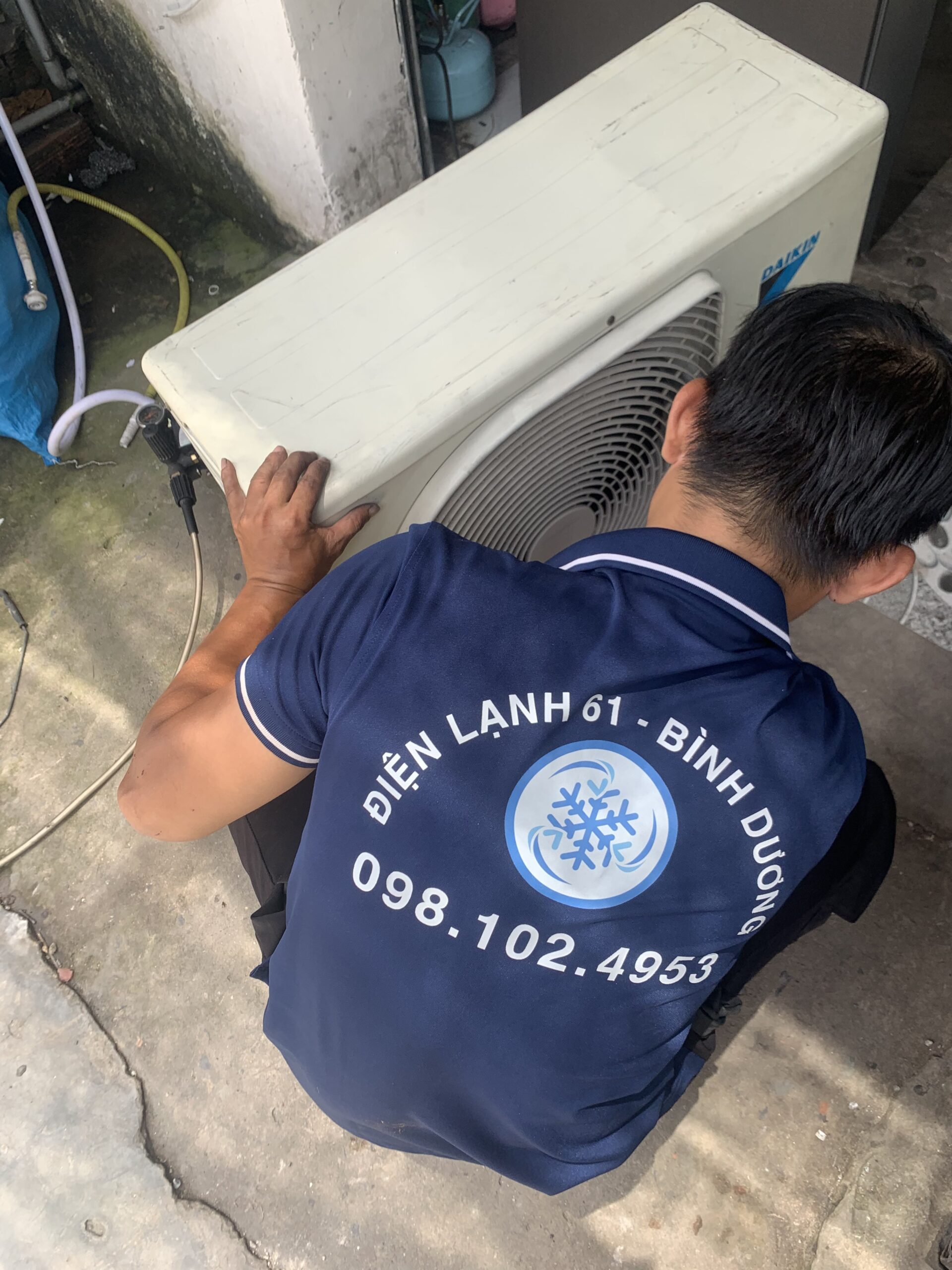 Lắp đặt dàn nóng máy lạnh tại Bình Hòa, đảm bảo chắc chắn và an toàn.