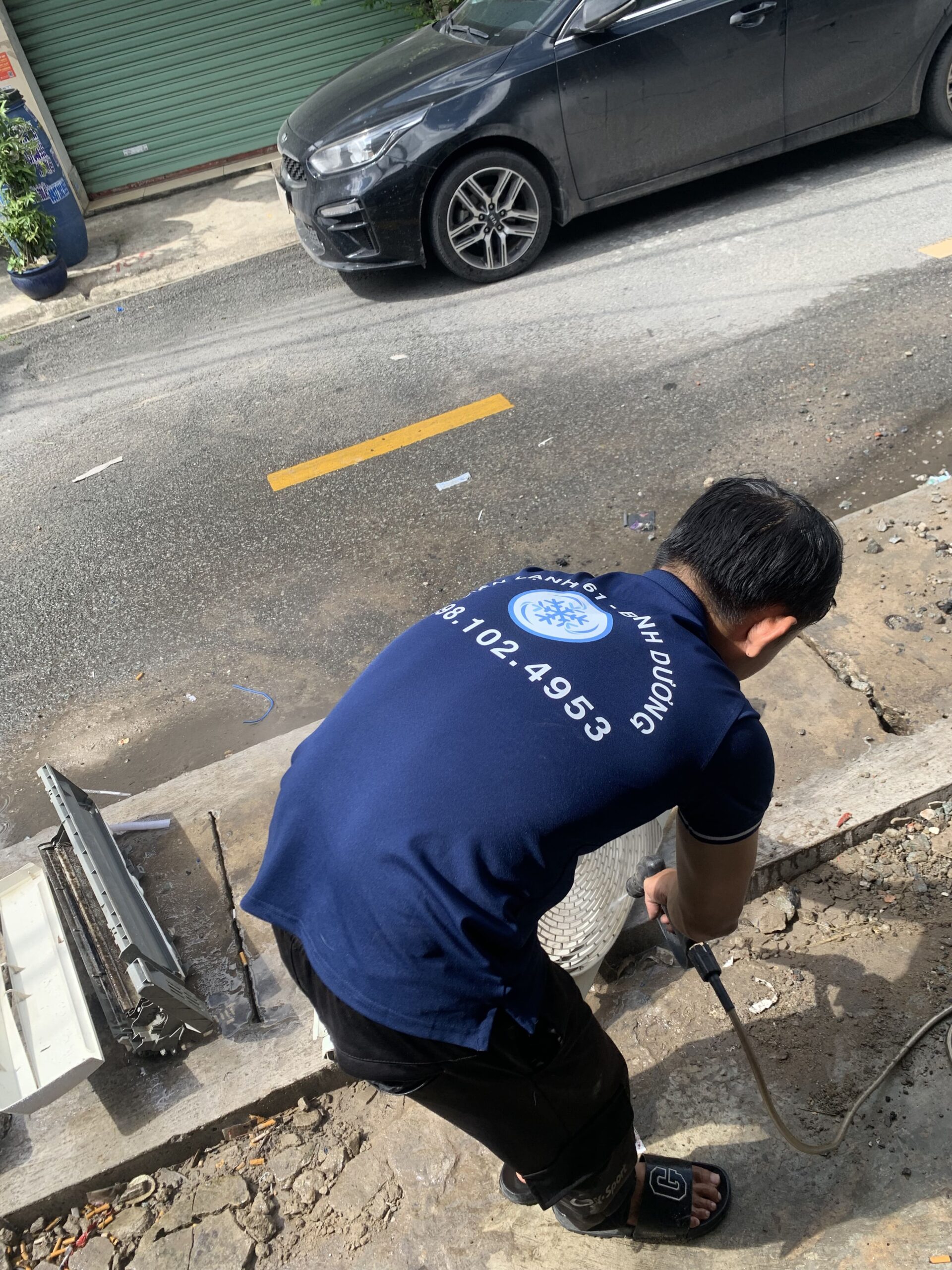 Máy lạnh bị chảy nước là dấu hiệu cần gọi ngay dịch vụ vệ sinh máy lạnh Bình Hòa