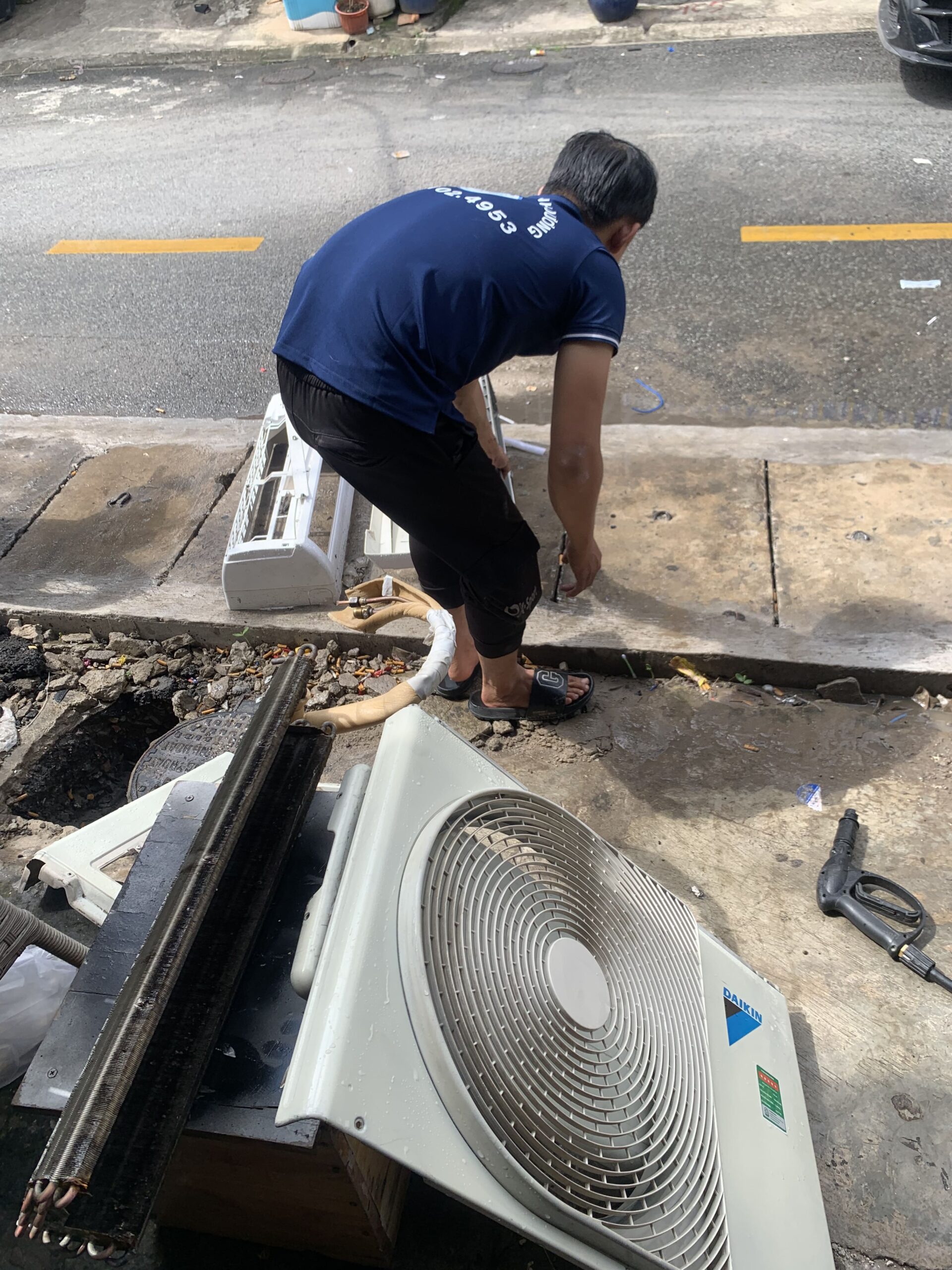 Máy lạnh bị chảy nước ở dàn lạnh cần được thợ sửa chữa tại An Phú kiểm tra