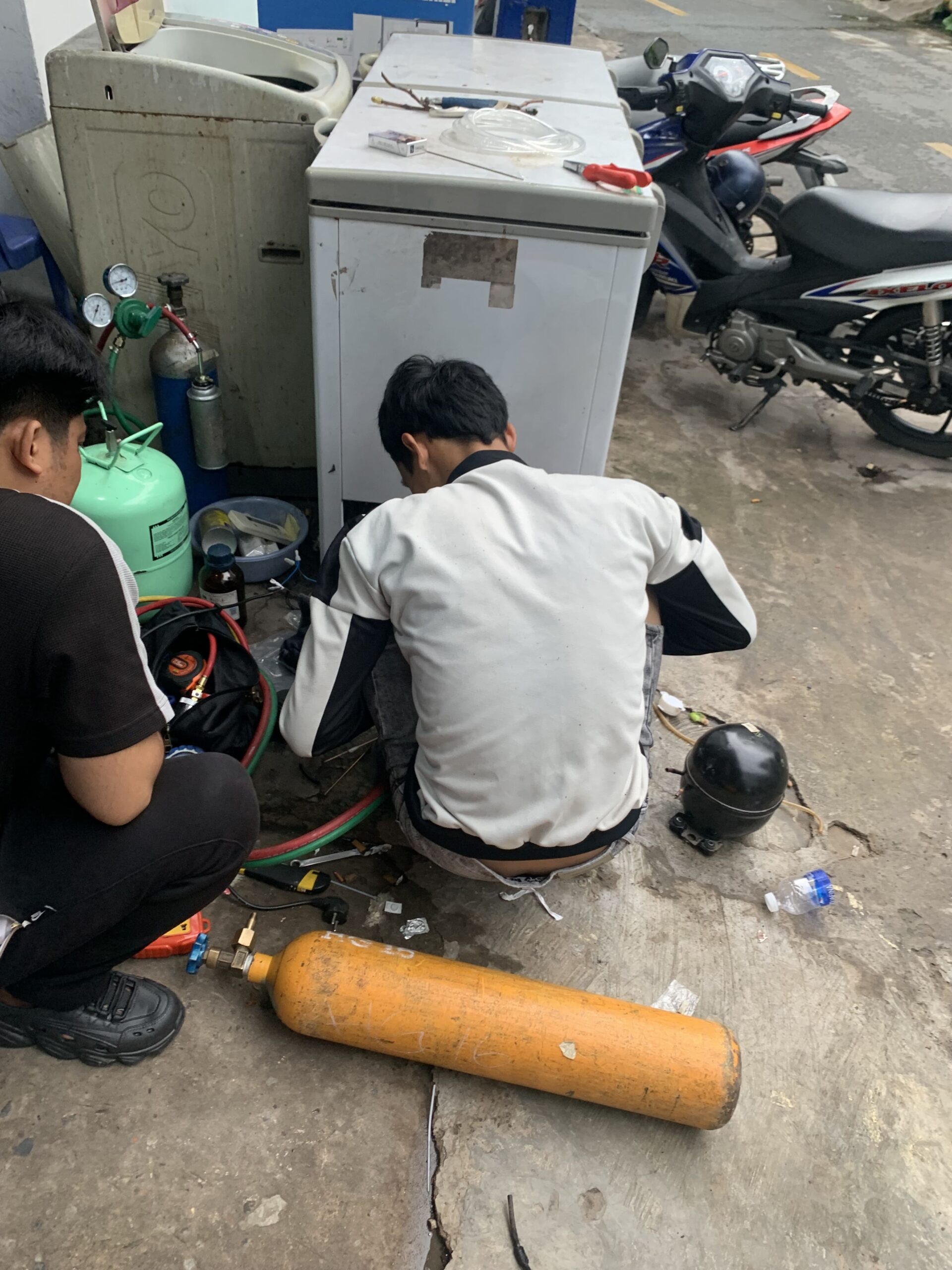 Thợ kiểm tra gas tủ lạnh tại nhà.
