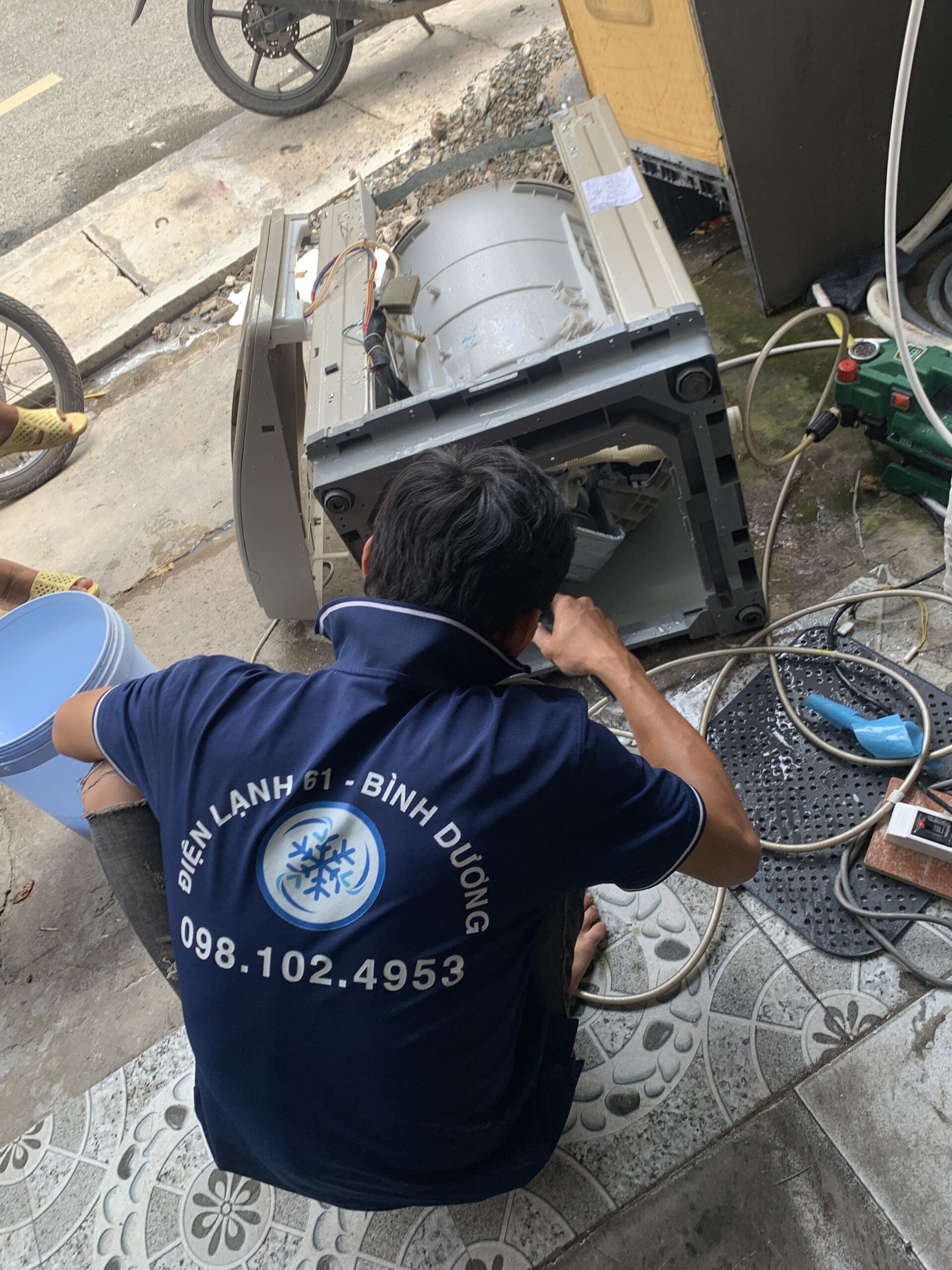 Rửa máy giặt sạch sẽ từ trong ra ngoài lồng