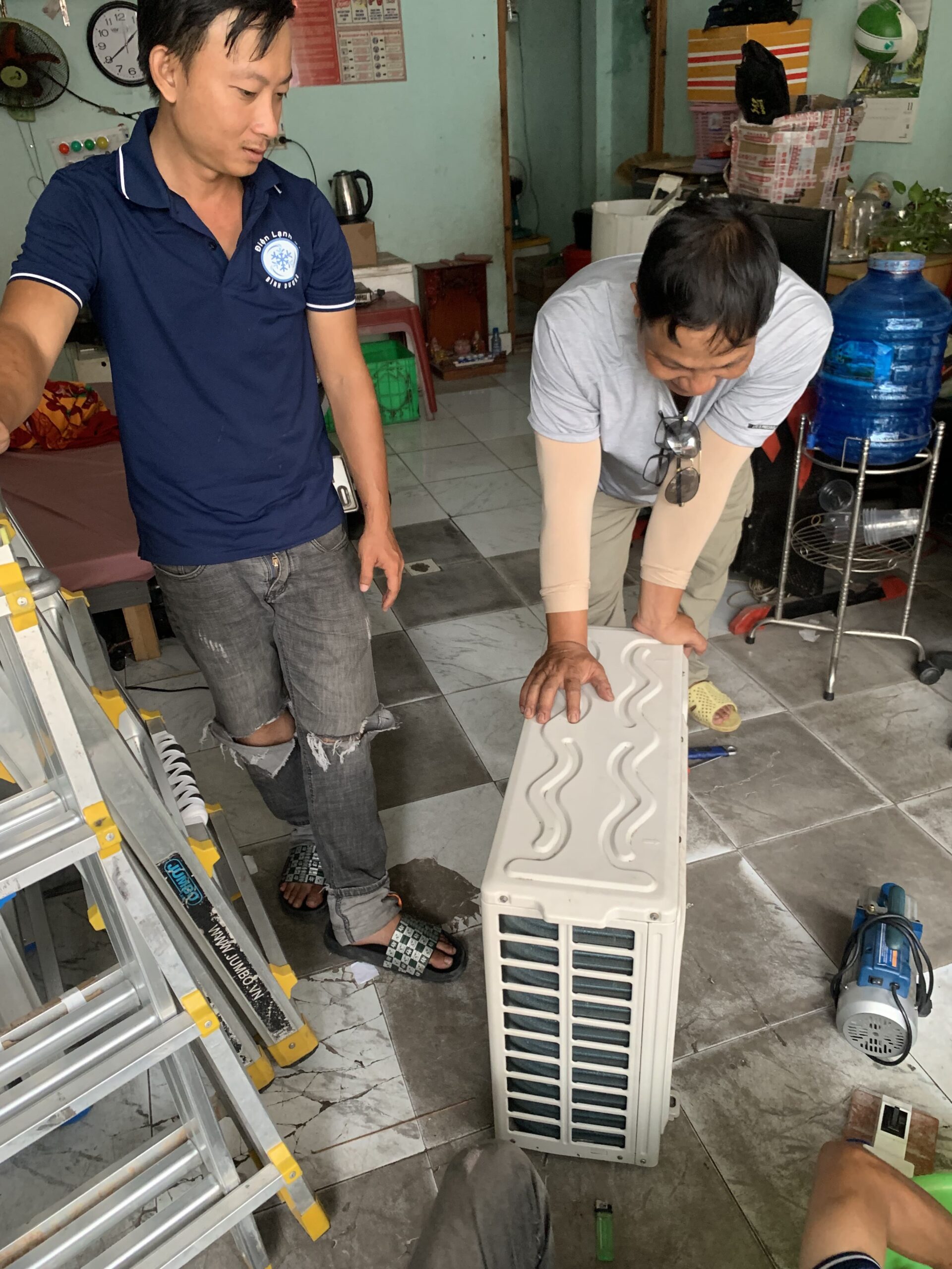 các rủi ro như rò rỉ gas, chập điện khi tự ý tháo lắp máy lạnh tại nhà.