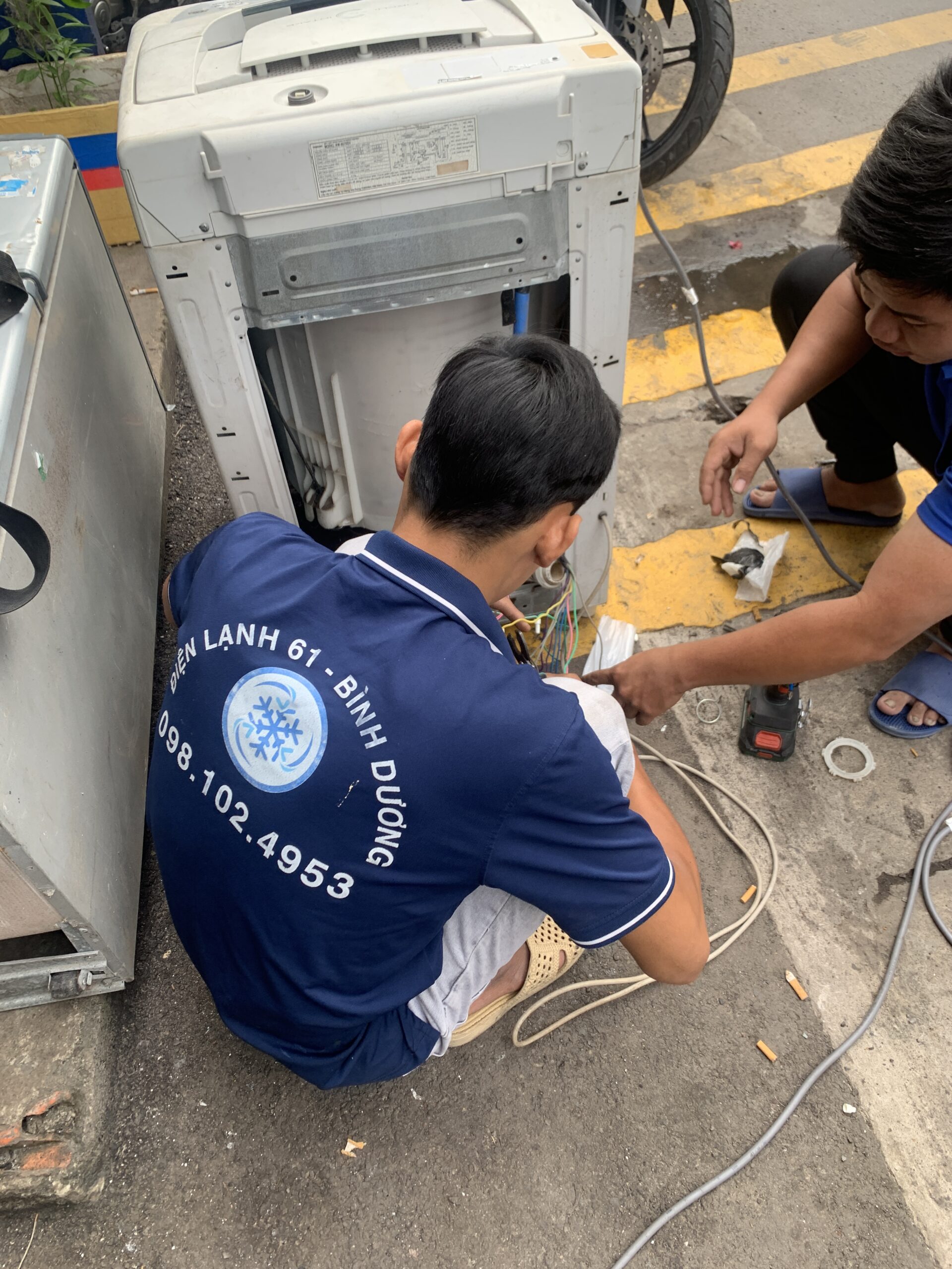 sua-chua-bom-xa-va-bo-mach-may-giat-khong-xa-nuoc-boi-ky-thuat-vien-dien-lanh-61 Sửa chữa bơm xả và bo mạch máy giặt không xả nước bởi kỹ thuật viên Điện Lạnh 61