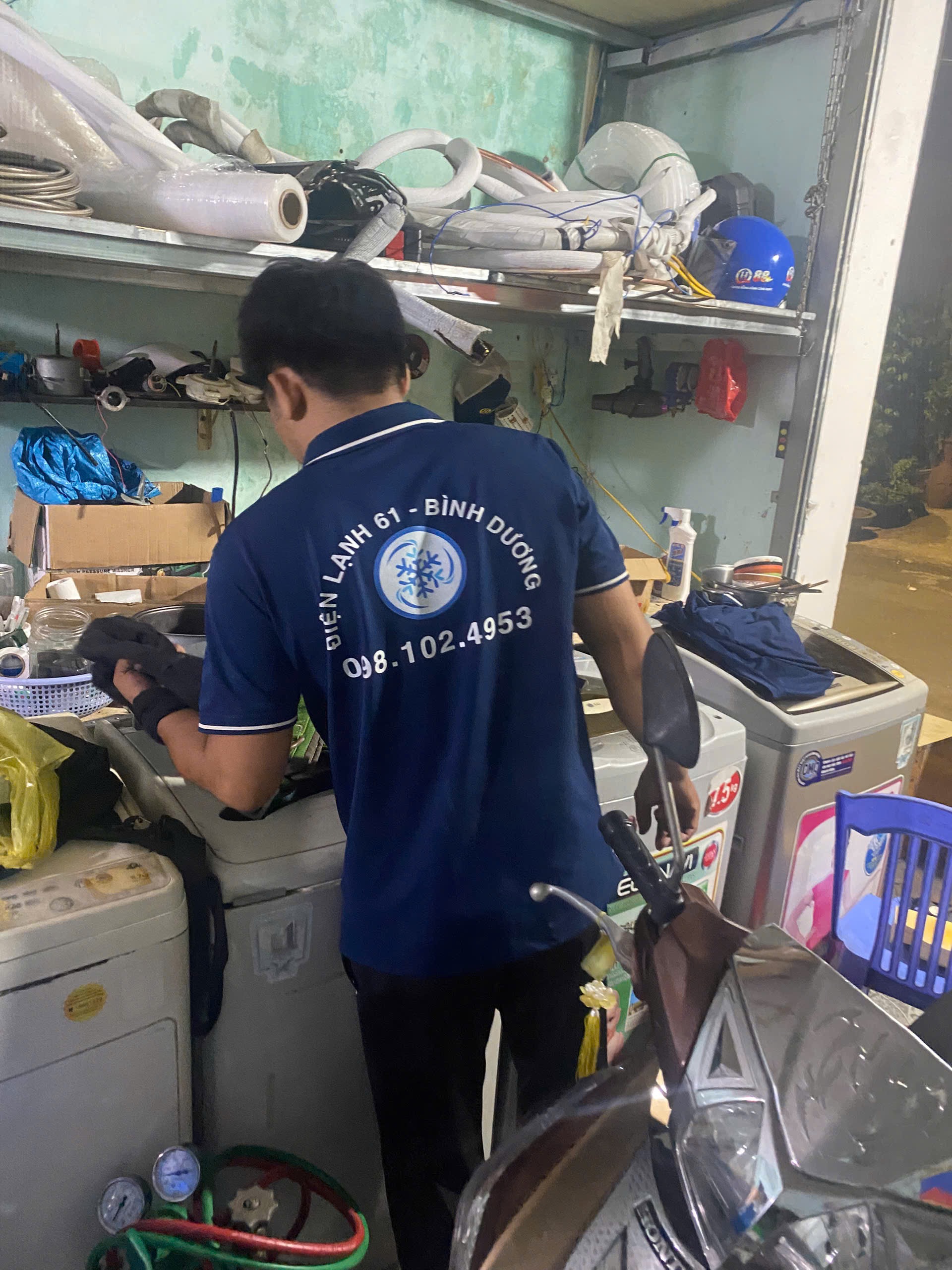 Sửa chữa động cơ máy giặt Inverter đòi hỏi thợ có chuyên môn cao.