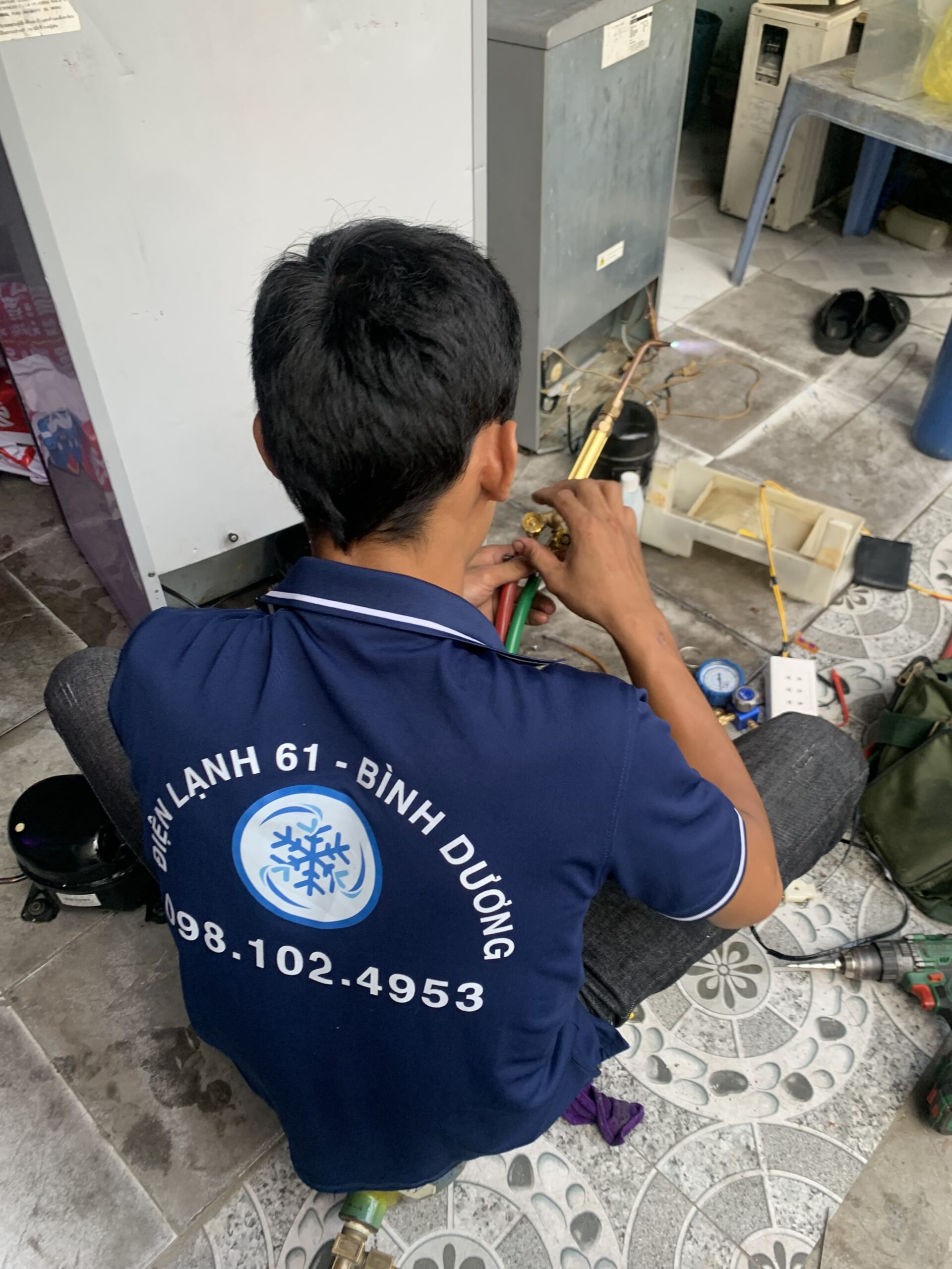 Thợ sửa tủ lạnh Bình Hòa Thuận An đang kiểm tra gas