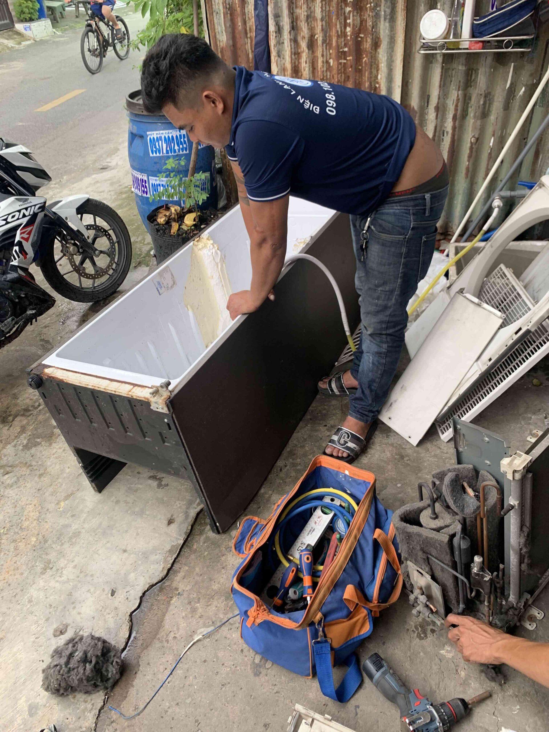 Điện Lạnh 61 khắc phục nhanh lỗi tủ lạnh bị chảy nước tại Bình Hòa.