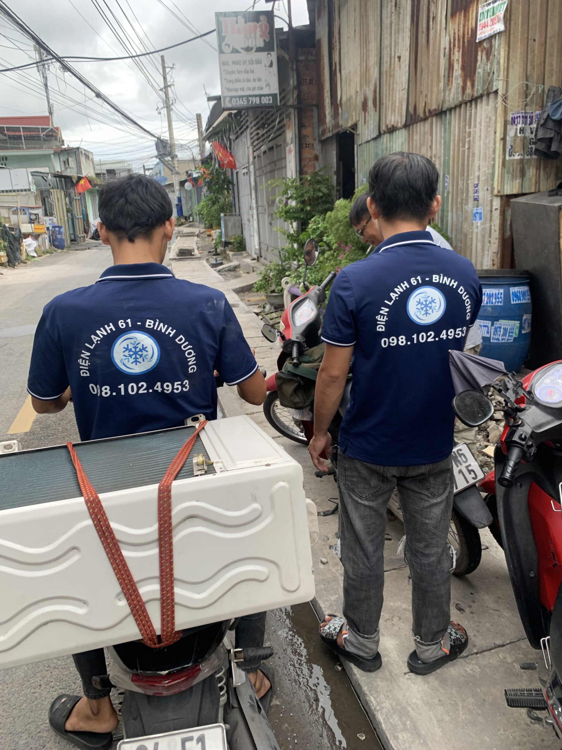 Kỹ thuật viên Điện Lạnh 61 đang tiến hành tháo lắp máy lạnh chuyên nghiệp tại một nhà ở phường Bình Hòa