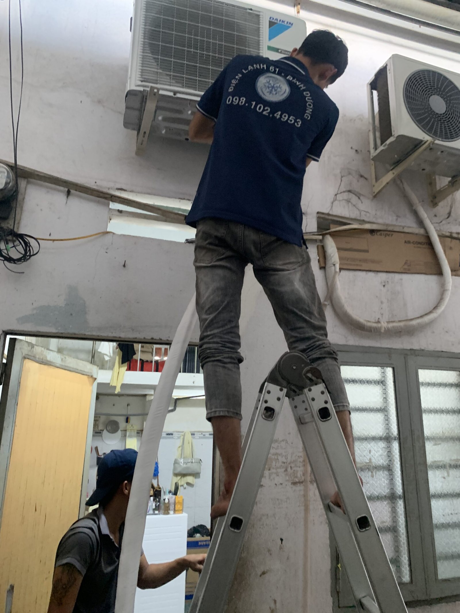 Tháo lắp máy lạnh phòng trọ tại Bình Hòa