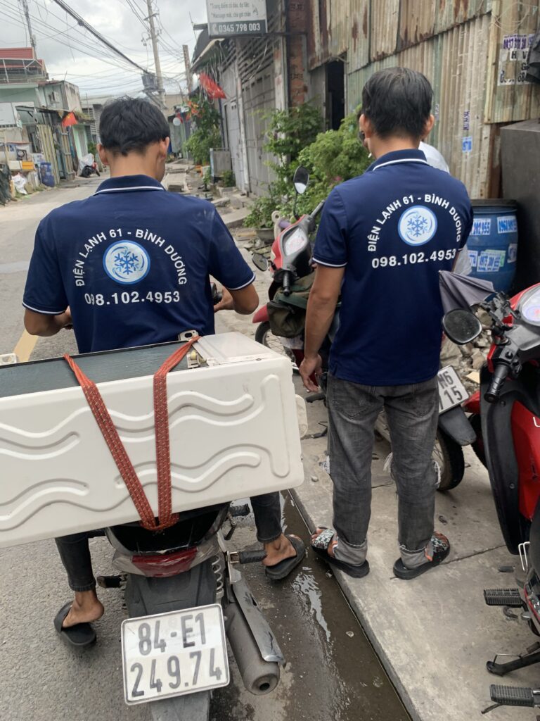 Thợ tháo lắp máy lạnh Thủ Đức chuyên nghiệp của Điện Lạnh 61 đang thi công.