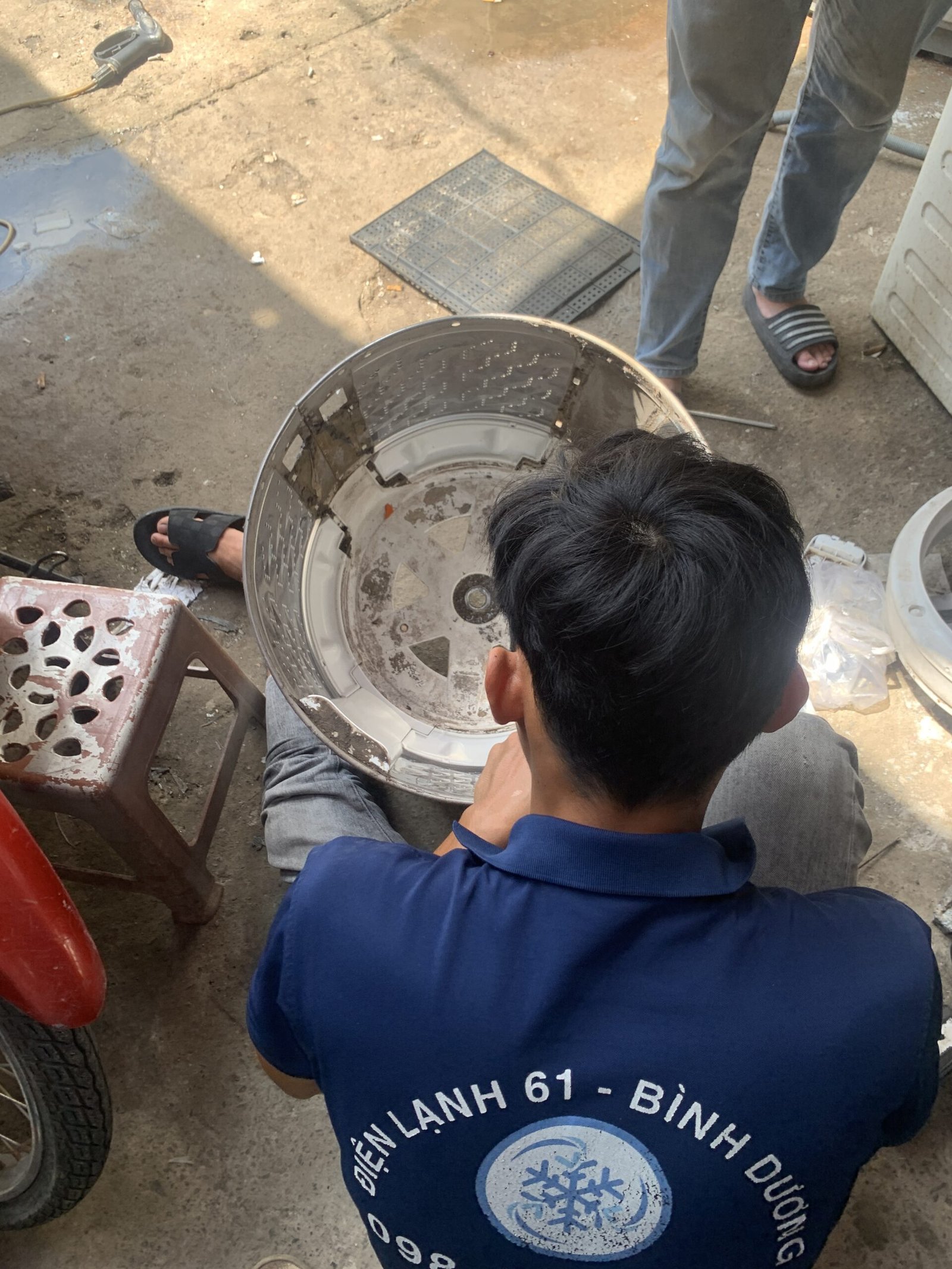 Tháo lồng vệ sinh cho máy giặt