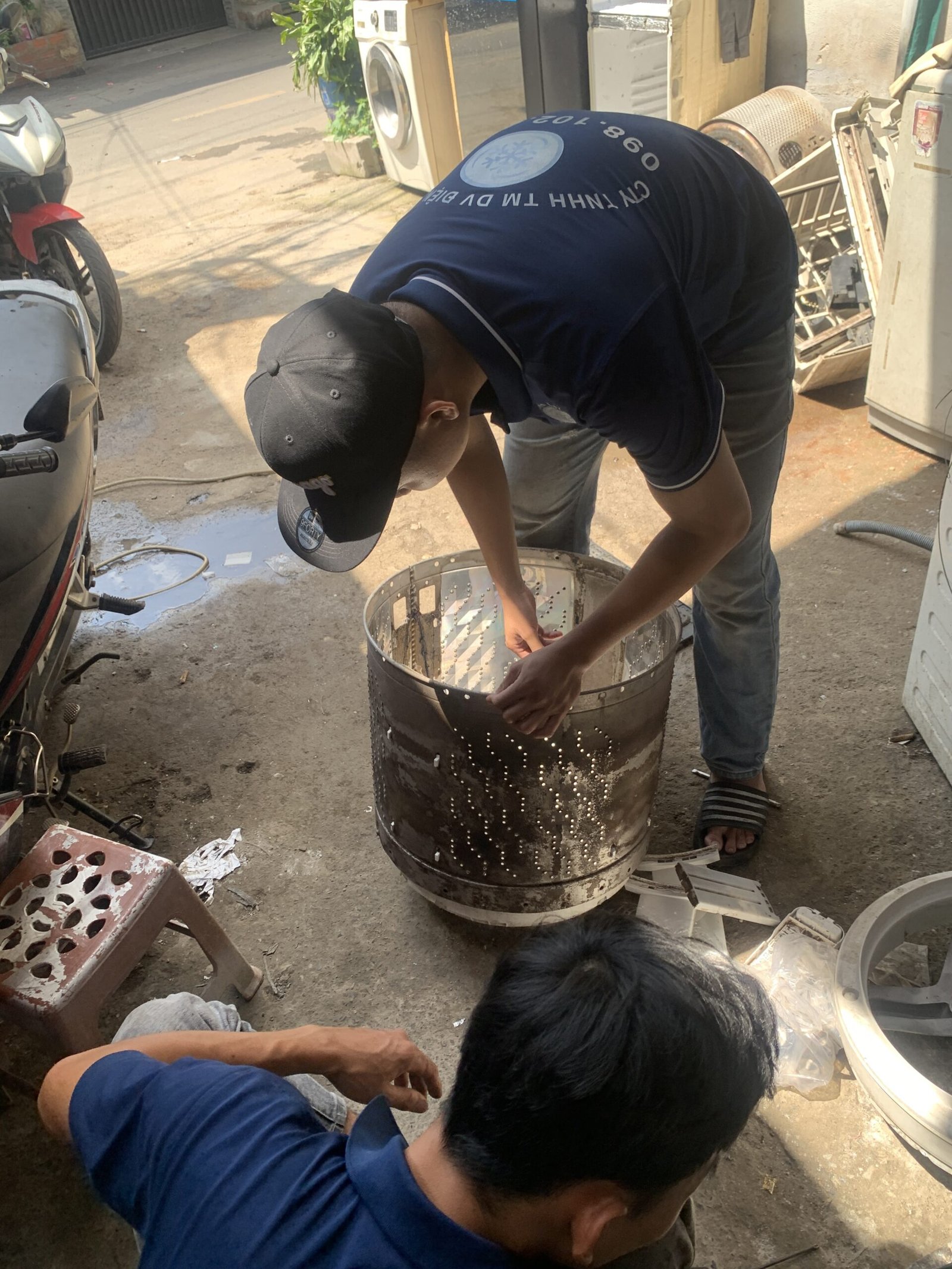 Tháo lồng vệ sinh máy giặt ở Phú Lợi TDM