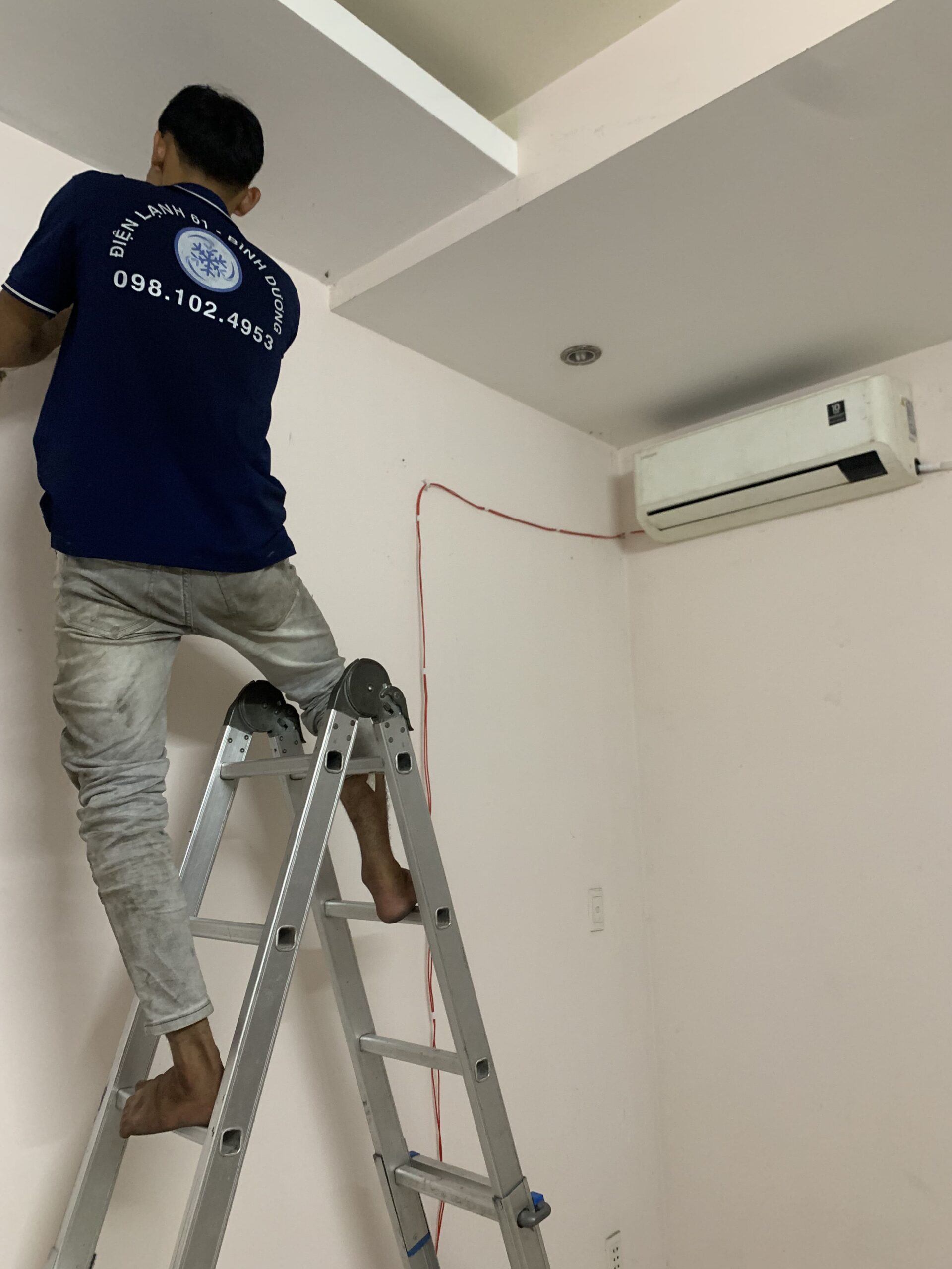 Nhân viên Điện Lạnh 61 đang thực hiện tháo dỡ dàn lạnh máy lạnh tại nhà khách hàng ở An Phú