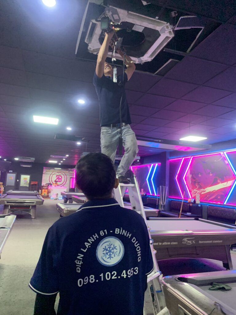 Thợ Điện Lạnh 61 dùng máy xịt áp lực cao vệ sinh dàn lạnh điều hòa tại Phú Lợi.