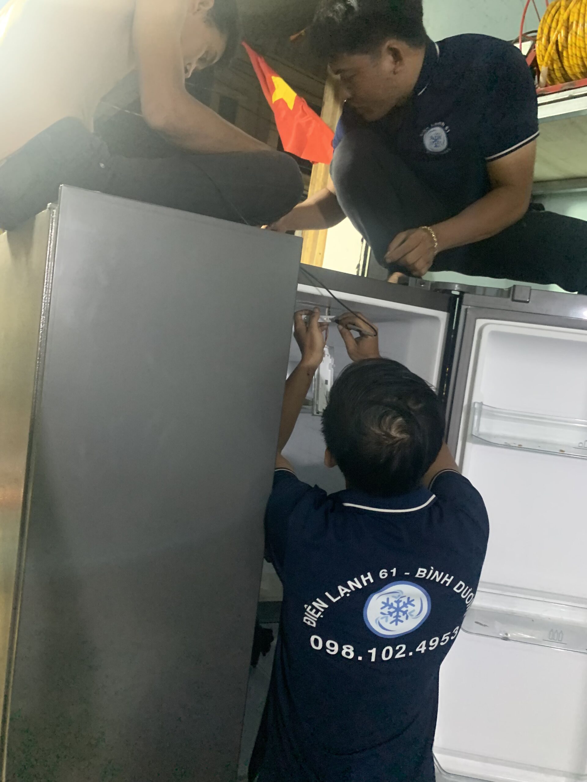 Thợ Điện Lạnh 61 đang kiểm tra và sửa tủ lạnh tại nhà cho khách hàng ở Bình Hòa, Thuận An