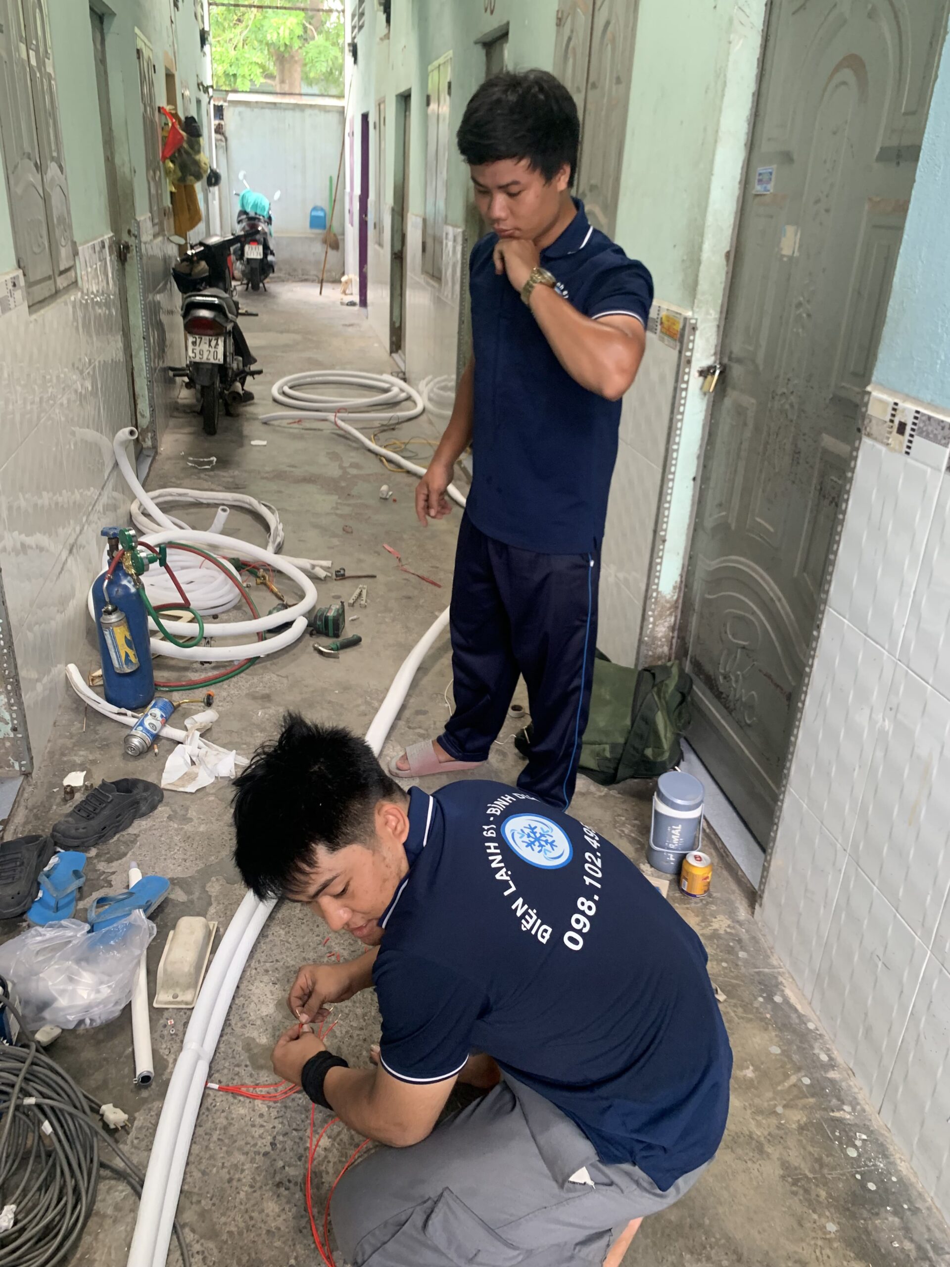 Các vật tư lắp đặt máy lạnh chất lượng như ống đồng, dây điện, simili được Điện Lạnh 61 sử dụng