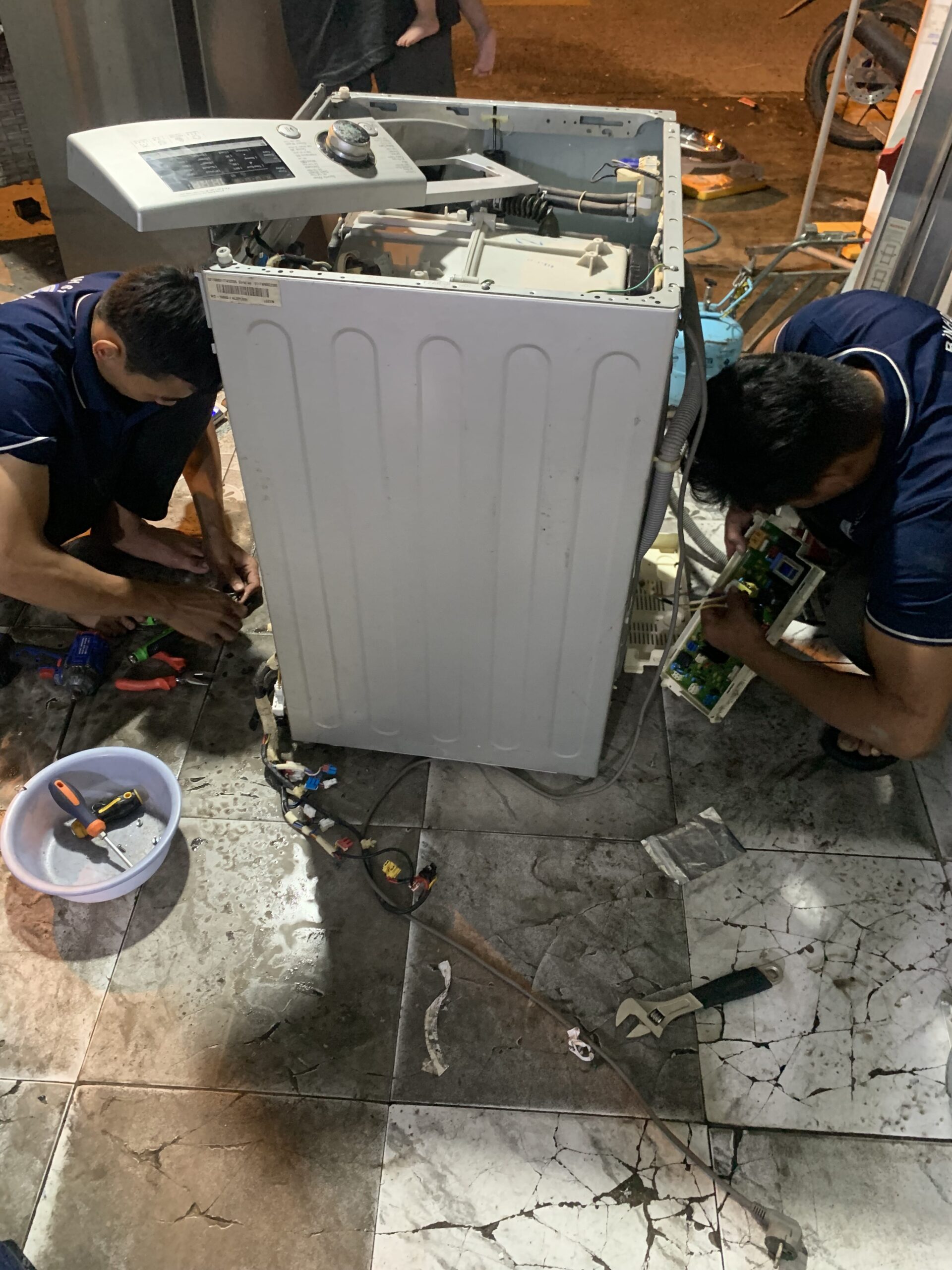 Vệ sinh kỹ lưỡng gioăng cao su của máy giặt cửa trước tại Bình Hòa.