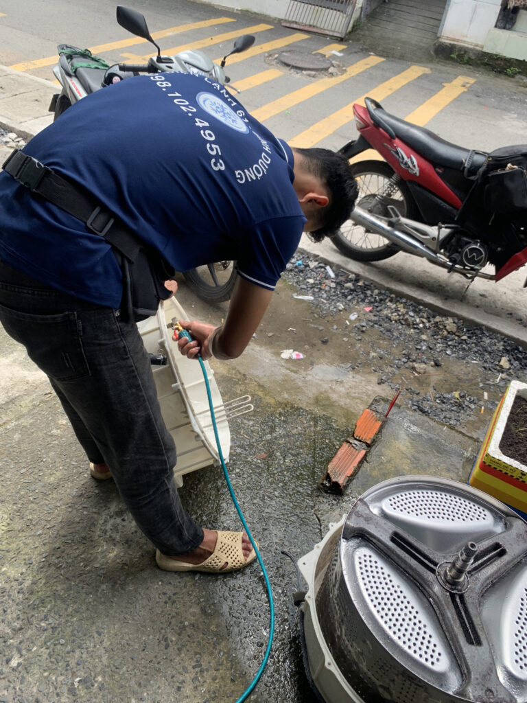Thợ Điện Lạnh 61 đang thực hiện dịch vụ vệ sinh máy giặt tại phường Bình Hòa chuyên nghiệp