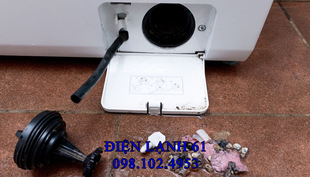 Vị trí của bộ lọc cặn thường thấy ở góc dưới bên phải máy giặt cửa trước.