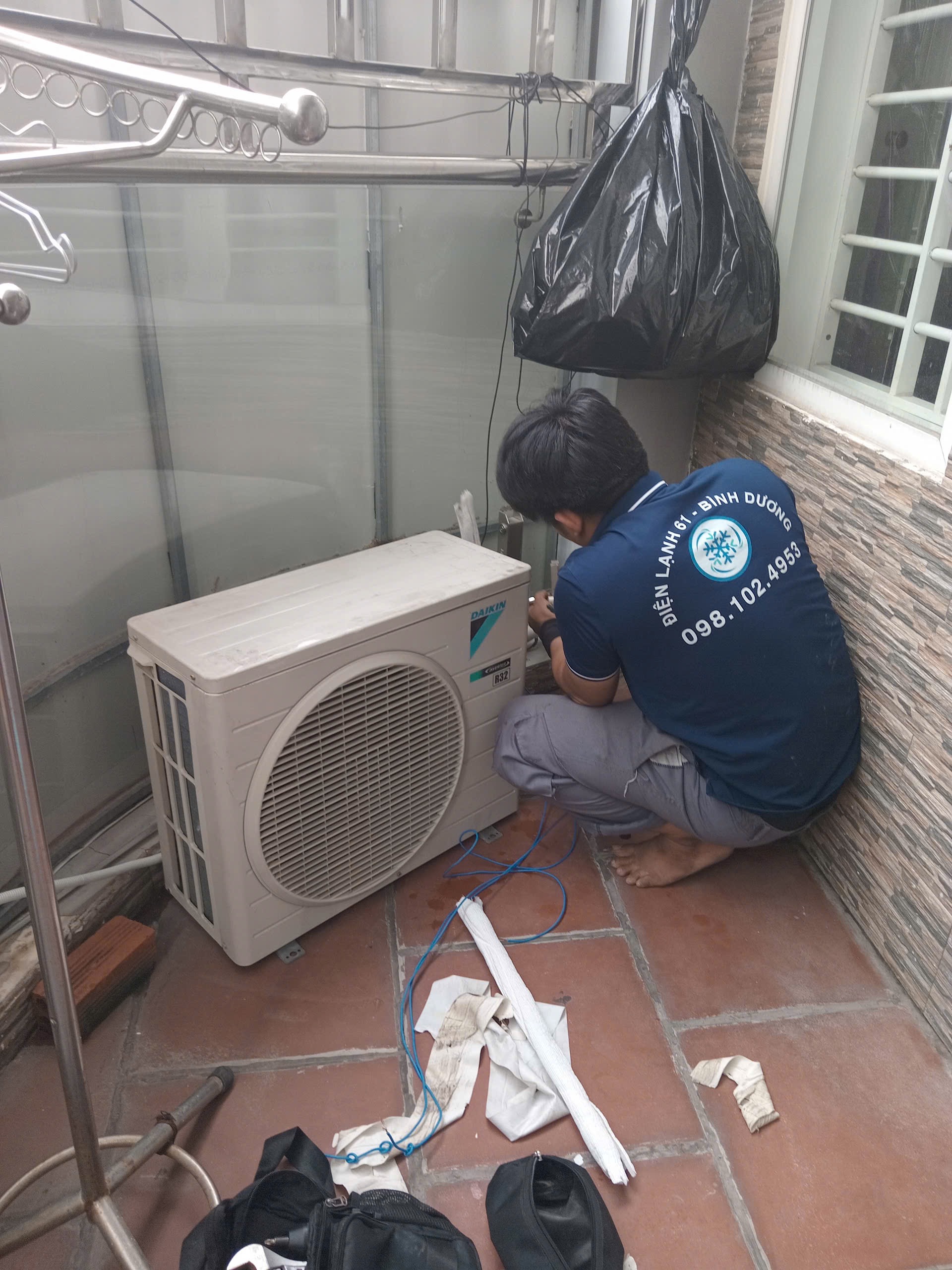 Ky-thuat-vien-dien-lanh-61-dang-lap-dat-may-lanh-cu-tai-di-an Kỹ thuật viên Điện Lạnh 61 đang lắp đặt máy lạnh cũ cho khách hàng tại Dĩ An.
