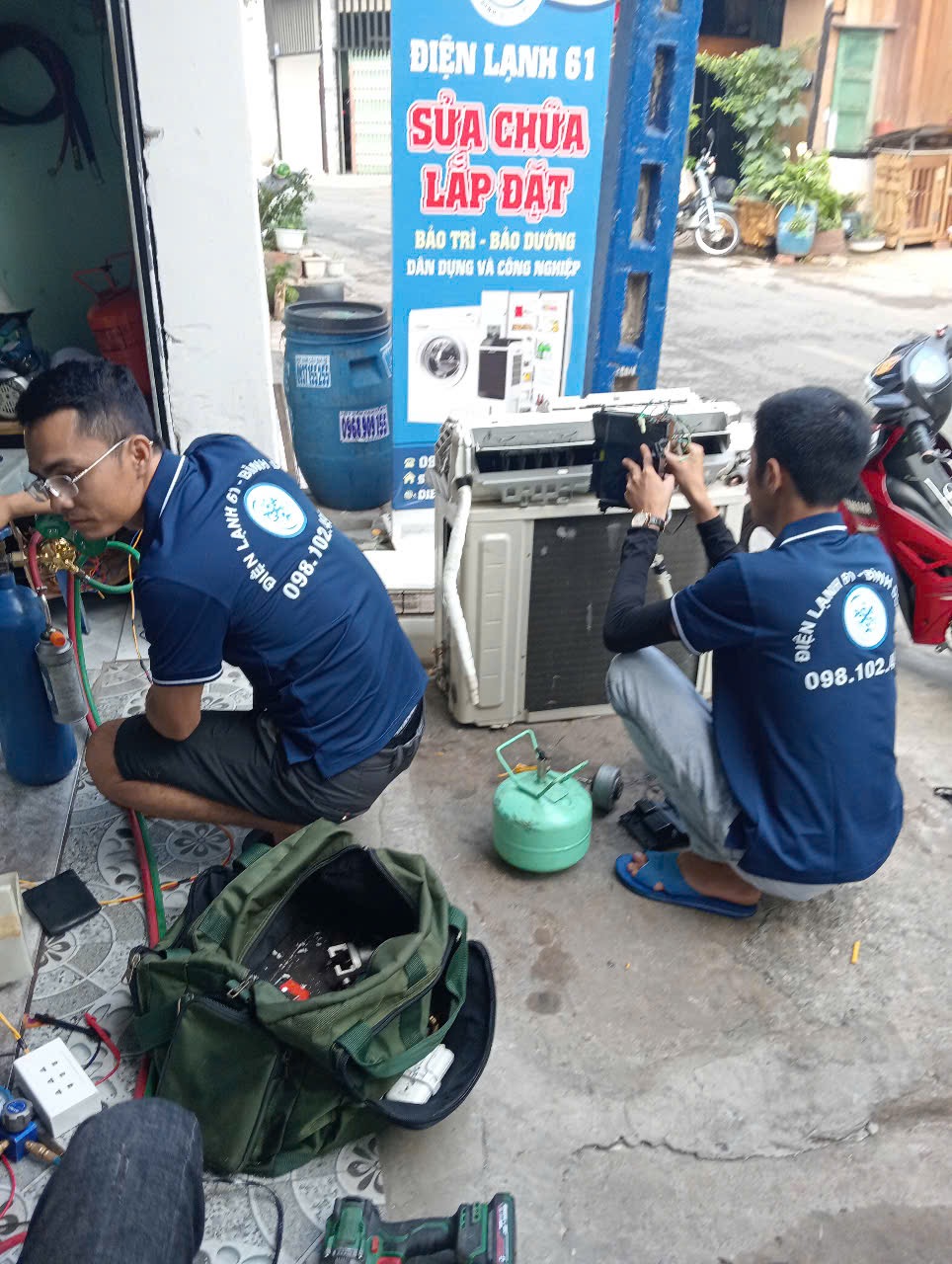 Kỹ thuật viên Điện Lạnh 61 kiểm tra máy lạnh cũ tại Dĩ An Kỹ thuật viên Điện Lạnh 61 kiểm tra máy lạnh cũ tại Dĩ An