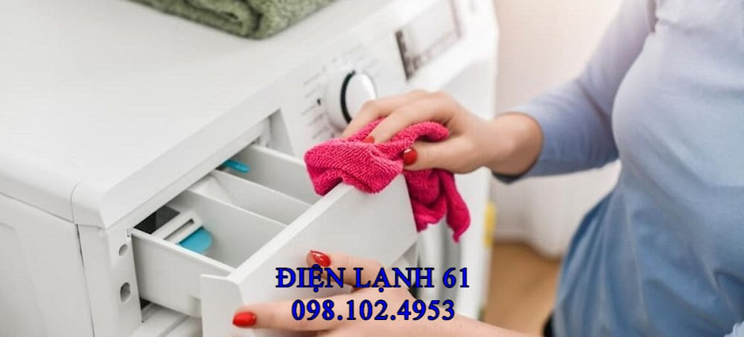 Các nguyên liệu tự nhiên dùng để vệ sinh máy giặt tại nhà gồm giấm trắng, baking soda và bàn chải cọ rửa.