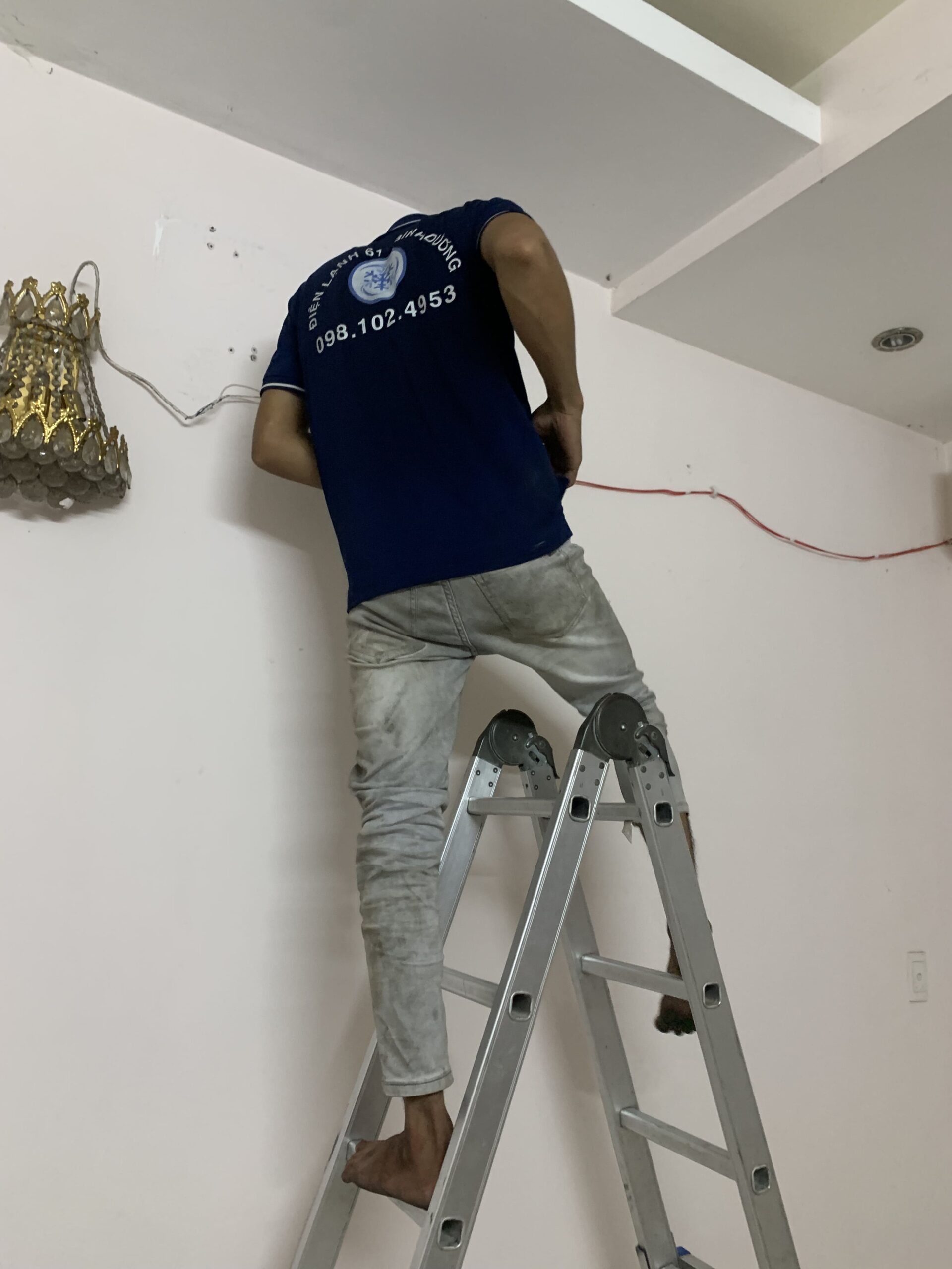 Dan-lanh-may-lanh-bi-bam-tuyet-trang-do-thieu-hut-gas-can-duoc-kiem-tra-tai-Tan-Uyen Dàn lạnh máy lạnh bị bám tuyết trắng do thiếu hụt gas cần được kiểm tra tại Tân Uyên.