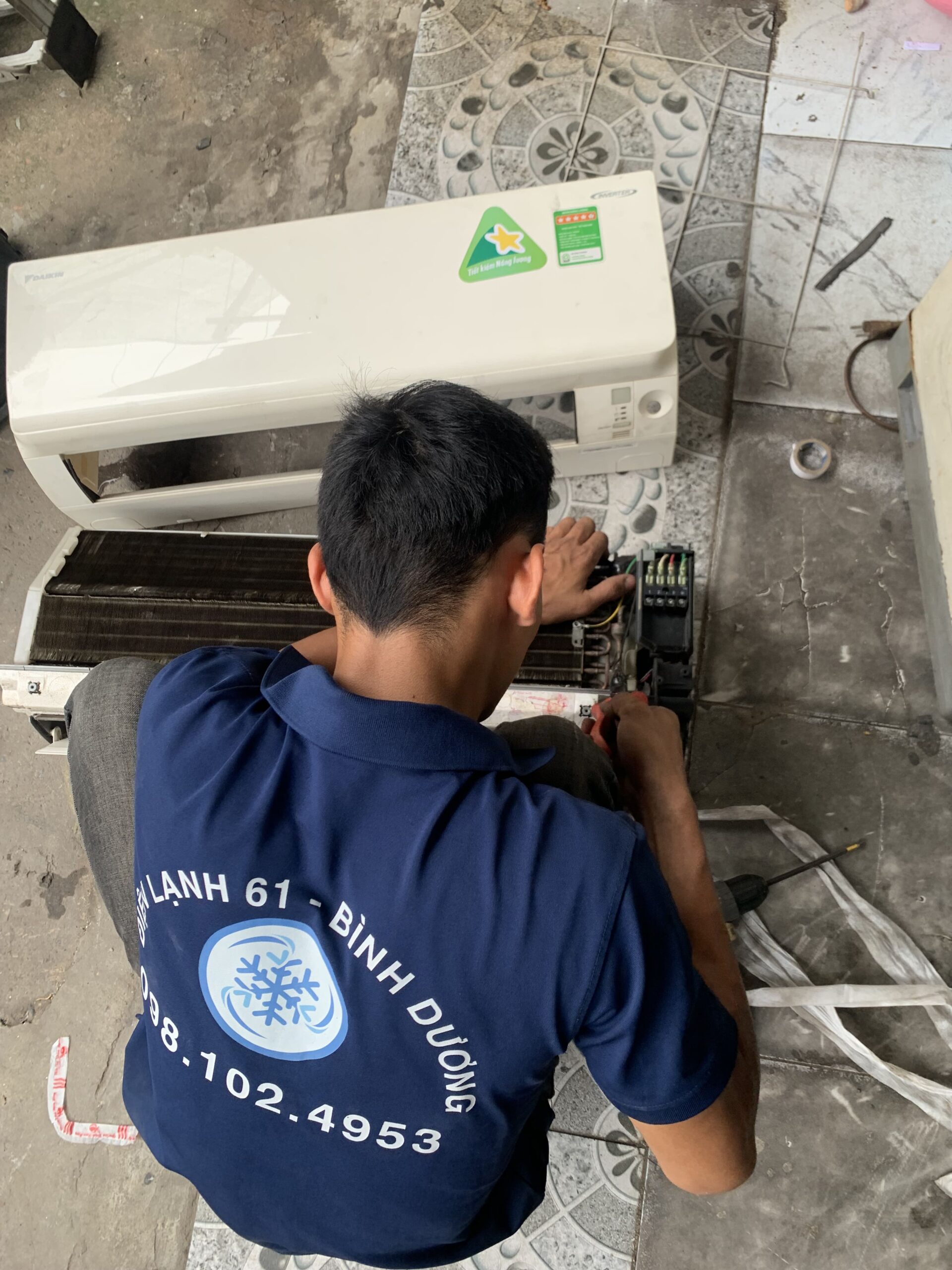 Khởi động chạy thử máy lạnh, dùng nhiệt kế đo lại nhiệt độ cửa gió ra sau khi đã nạp đầy gas.